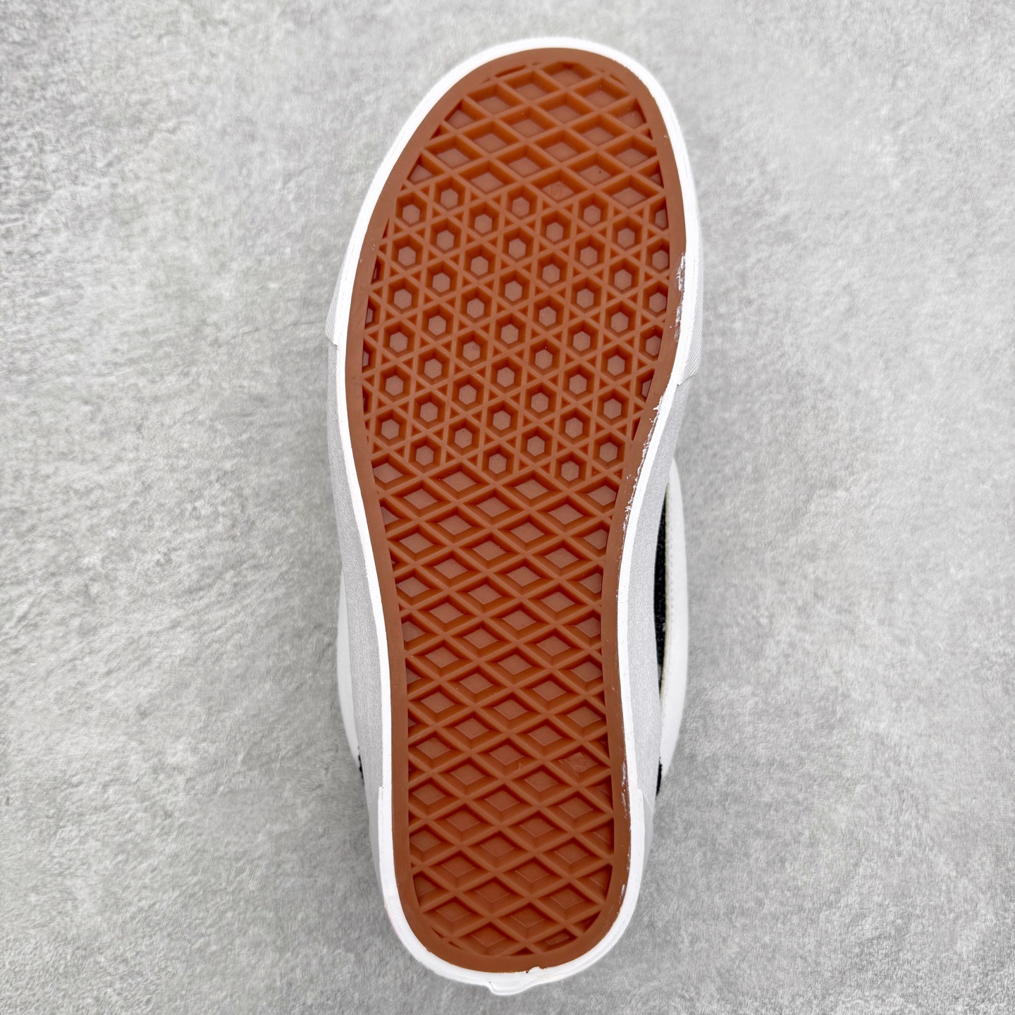 图片[9]-LV x Vans Knu Skool 强强联名 经典Vans面包鞋鞋身融合LV经典牛仔面料搭配提花Logo电绣 质感十足 上脚百搭 脚感舒适 尺码：35 36 36.5 37 38 38.5 39 40 40.5 41 42 42.5 43 44-选品中心