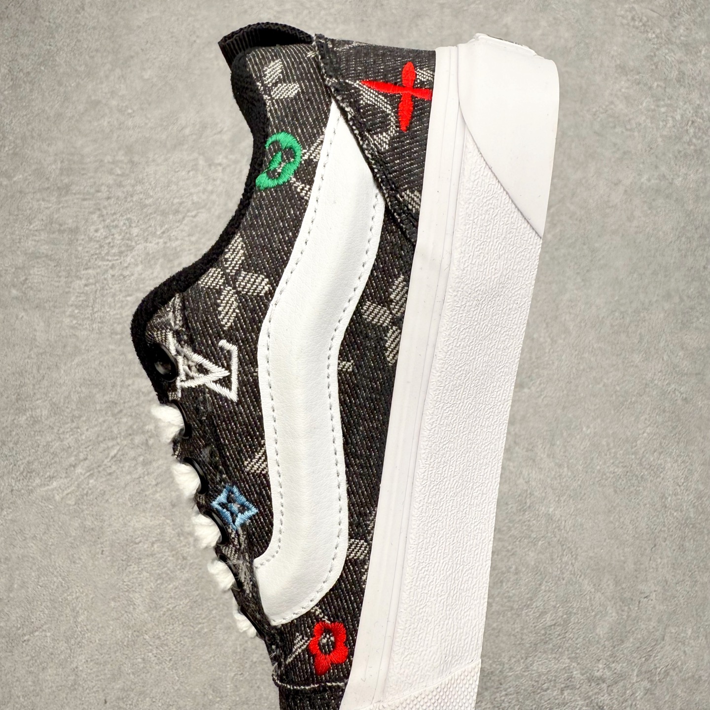 图片[7]-LV x Vans Knu Skool 强强联名 经典Vans面包鞋鞋身融合LV经典牛仔面料搭配提花Logo电绣 质感十足 上脚百搭 脚感舒适 尺码：35 36 36.5 37 38 38.5 39 40 40.5 41 42 42.5 43 44-选品中心