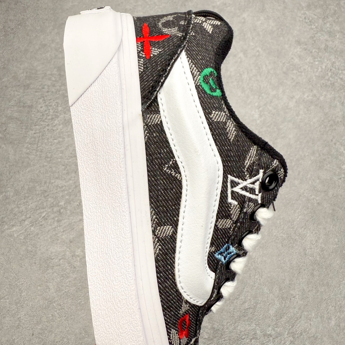 图片[6]-LV x Vans Knu Skool 强强联名 经典Vans面包鞋鞋身融合LV经典牛仔面料搭配提花Logo电绣 质感十足 上脚百搭 脚感舒适 尺码：35 36 36.5 37 38 38.5 39 40 40.5 41 42 42.5 43 44-选品中心