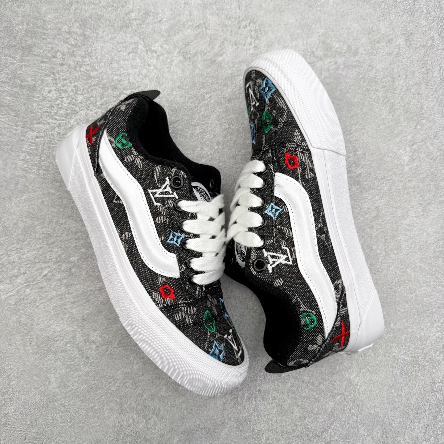 图片[3]-LV x Vans Knu Skool 强强联名 经典Vans面包鞋鞋身融合LV经典牛仔面料搭配提花Logo电绣 质感十足 上脚百搭 脚感舒适 尺码：35 36 36.5 37 38 38.5 39 40 40.5 41 42 42.5 43 44-选品中心