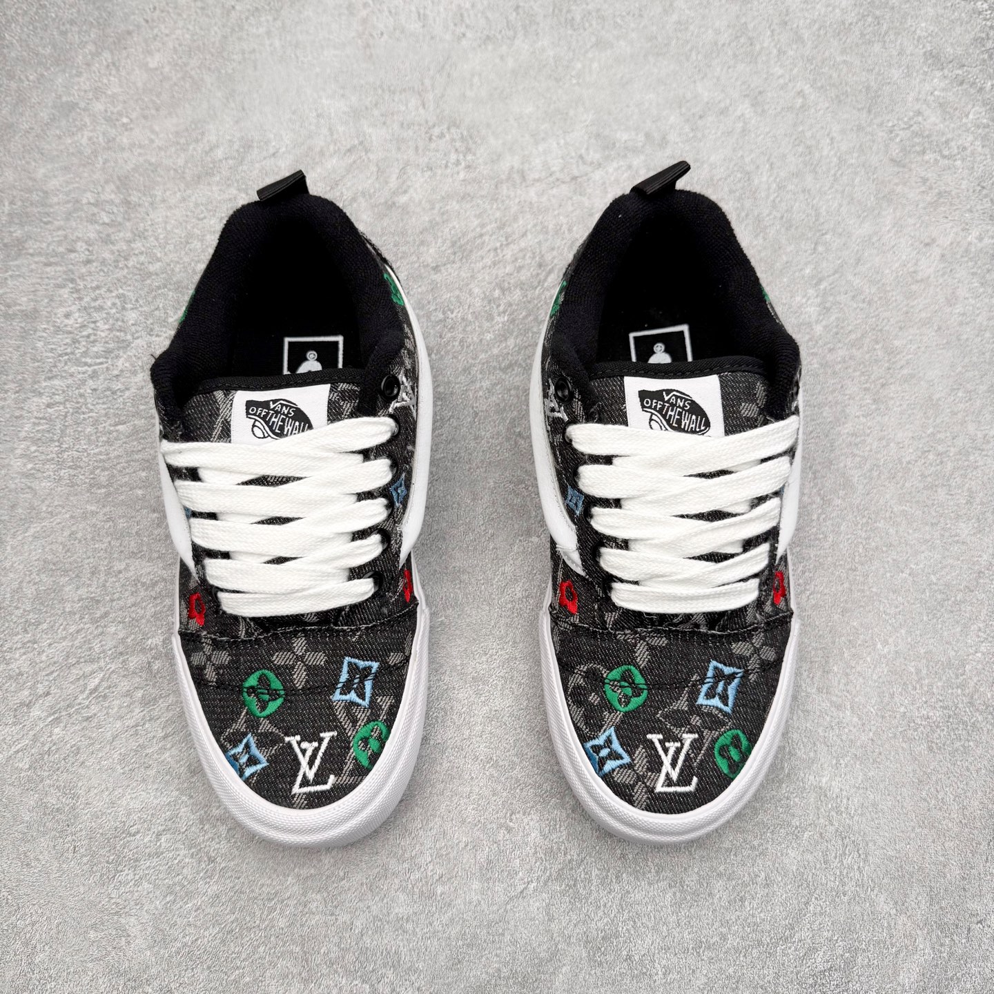 图片[2]-LV x Vans Knu Skool 强强联名 经典Vans面包鞋鞋身融合LV经典牛仔面料搭配提花Logo电绣 质感十足 上脚百搭 脚感舒适 尺码：35 36 36.5 37 38 38.5 39 40 40.5 41 42 42.5 43 44-选品中心