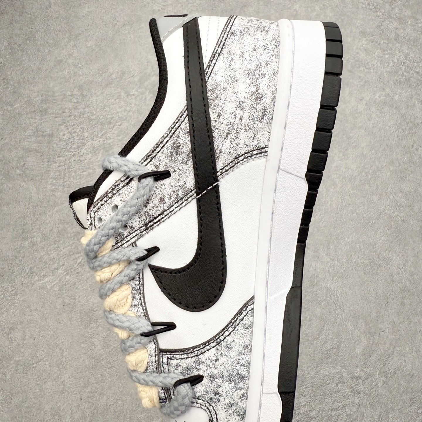 图片[7]-NK Dunk Low DD1391-100 定制系列天花板 无原鞋不开发 全系列得物原鞋一比一校对开发 配色持续更新中 终端对接 优势输出 全套原厂楦头原纸板数据档案倾力打造 原汁原味莞产 极致还原 圈内最强针车工艺 高端零售指定版 广东原厂配套原盒原标 鞋盒分三个尺码段 原厂冲刀 超高清洁度 全鞋零毛边皮料切割 采用原厂百宏鞋带以及原厂百宏织唛舌标 内标可供原厂几率过验 进口原装条纹中底布 四线拉帮白色点胶 原厂拉帮手法遵循公司 原厂电绣 极致还原 尺码：36 36.5 37.5 38 38.5 39 40 40.5 41 42 42.5 43 44 44.5 45 46-选品中心