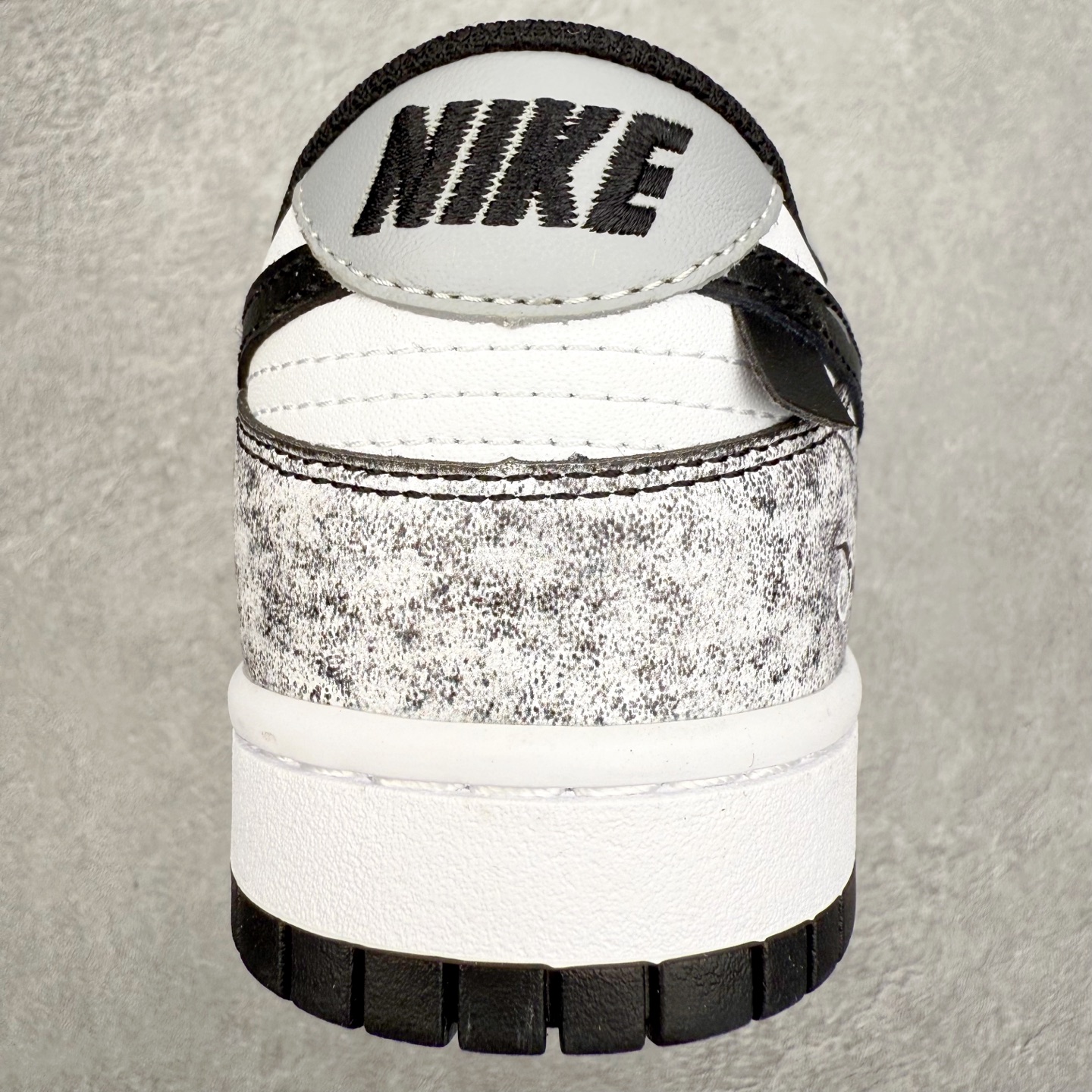 图片[8]-NK Dunk Low DD1391-100 定制系列天花板 无原鞋不开发 全系列得物原鞋一比一校对开发 配色持续更新中 终端对接 优势输出 全套原厂楦头原纸板数据档案倾力打造 原汁原味莞产 极致还原 圈内最强针车工艺 高端零售指定版 广东原厂配套原盒原标 鞋盒分三个尺码段 原厂冲刀 超高清洁度 全鞋零毛边皮料切割 采用原厂百宏鞋带以及原厂百宏织唛舌标 内标可供原厂几率过验 进口原装条纹中底布 四线拉帮白色点胶 原厂拉帮手法遵循公司 原厂电绣 极致还原 尺码：36 36.5 37.5 38 38.5 39 40 40.5 41 42 42.5 43 44 44.5 45 46-选品中心