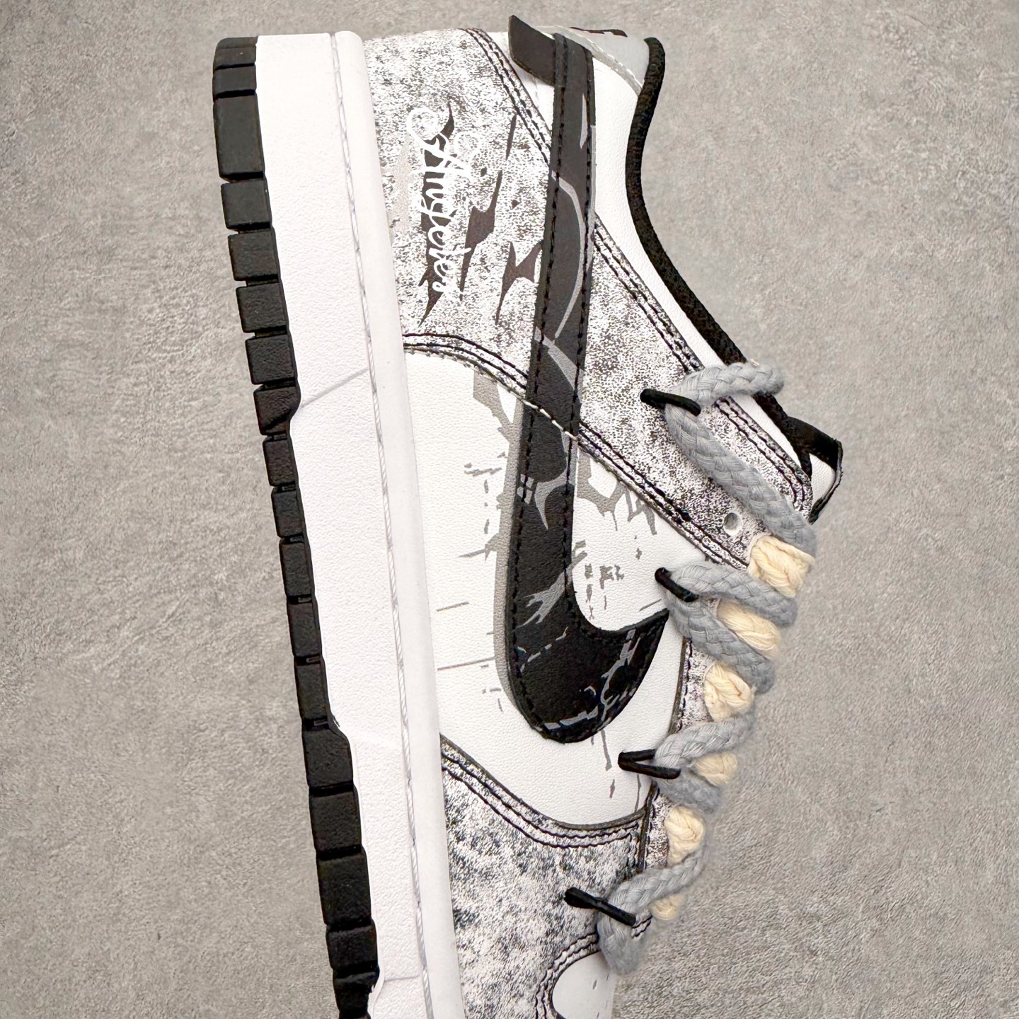 图片[6]-NK Dunk Low DD1391-100 定制系列天花板 无原鞋不开发 全系列得物原鞋一比一校对开发 配色持续更新中 终端对接 优势输出 全套原厂楦头原纸板数据档案倾力打造 原汁原味莞产 极致还原 圈内最强针车工艺 高端零售指定版 广东原厂配套原盒原标 鞋盒分三个尺码段 原厂冲刀 超高清洁度 全鞋零毛边皮料切割 采用原厂百宏鞋带以及原厂百宏织唛舌标 内标可供原厂几率过验 进口原装条纹中底布 四线拉帮白色点胶 原厂拉帮手法遵循公司 原厂电绣 极致还原 尺码：36 36.5 37.5 38 38.5 39 40 40.5 41 42 42.5 43 44 44.5 45 46-选品中心