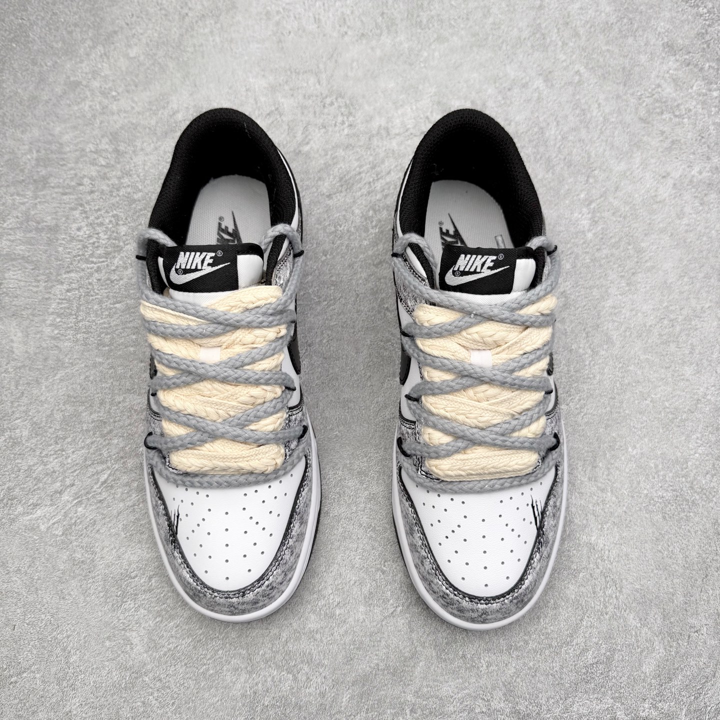 图片[2]-NK Dunk Low DD1391-100 定制系列天花板 无原鞋不开发 全系列得物原鞋一比一校对开发 配色持续更新中 终端对接 优势输出 全套原厂楦头原纸板数据档案倾力打造 原汁原味莞产 极致还原 圈内最强针车工艺 高端零售指定版 广东原厂配套原盒原标 鞋盒分三个尺码段 原厂冲刀 超高清洁度 全鞋零毛边皮料切割 采用原厂百宏鞋带以及原厂百宏织唛舌标 内标可供原厂几率过验 进口原装条纹中底布 四线拉帮白色点胶 原厂拉帮手法遵循公司 原厂电绣 极致还原 尺码：36 36.5 37.5 38 38.5 39 40 40.5 41 42 42.5 43 44 44.5 45 46-选品中心