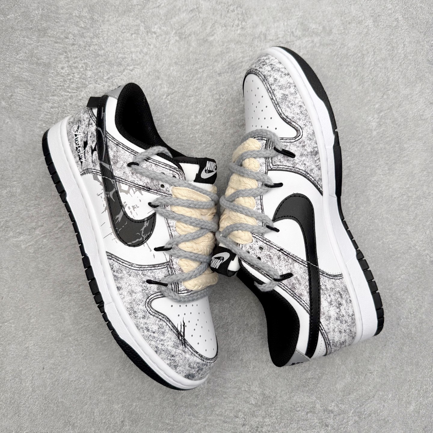 图片[3]-NK Dunk Low DD1391-100 定制系列天花板 无原鞋不开发 全系列得物原鞋一比一校对开发 配色持续更新中 终端对接 优势输出 全套原厂楦头原纸板数据档案倾力打造 原汁原味莞产 极致还原 圈内最强针车工艺 高端零售指定版 广东原厂配套原盒原标 鞋盒分三个尺码段 原厂冲刀 超高清洁度 全鞋零毛边皮料切割 采用原厂百宏鞋带以及原厂百宏织唛舌标 内标可供原厂几率过验 进口原装条纹中底布 四线拉帮白色点胶 原厂拉帮手法遵循公司 原厂电绣 极致还原 尺码：36 36.5 37.5 38 38.5 39 40 40.5 41 42 42.5 43 44 44.5 45 46-选品中心