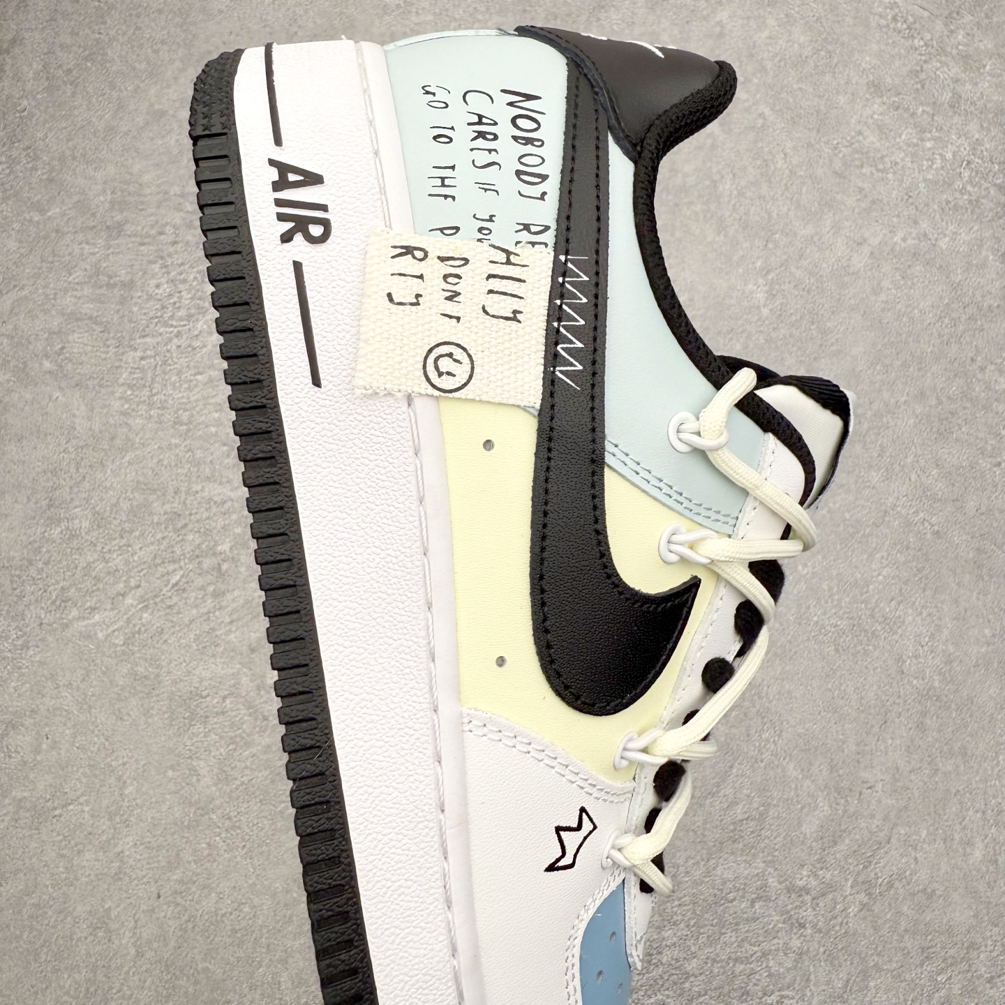 图片[6]-＃福利特价 NK Air Force 1´07 Low 空军一号低帮百搭休闲运动板鞋 柔软、弹性十足的缓震性能和出色的中底设计 横跨复古与现代的外型结合 造就出风靡全球 三十多年的Force 1 直到今天还深受青睐 尺码：36 36.5 37.5 38 38.5 39 40 40.5 41 42 42.5 43 44 44.5 45-选品中心