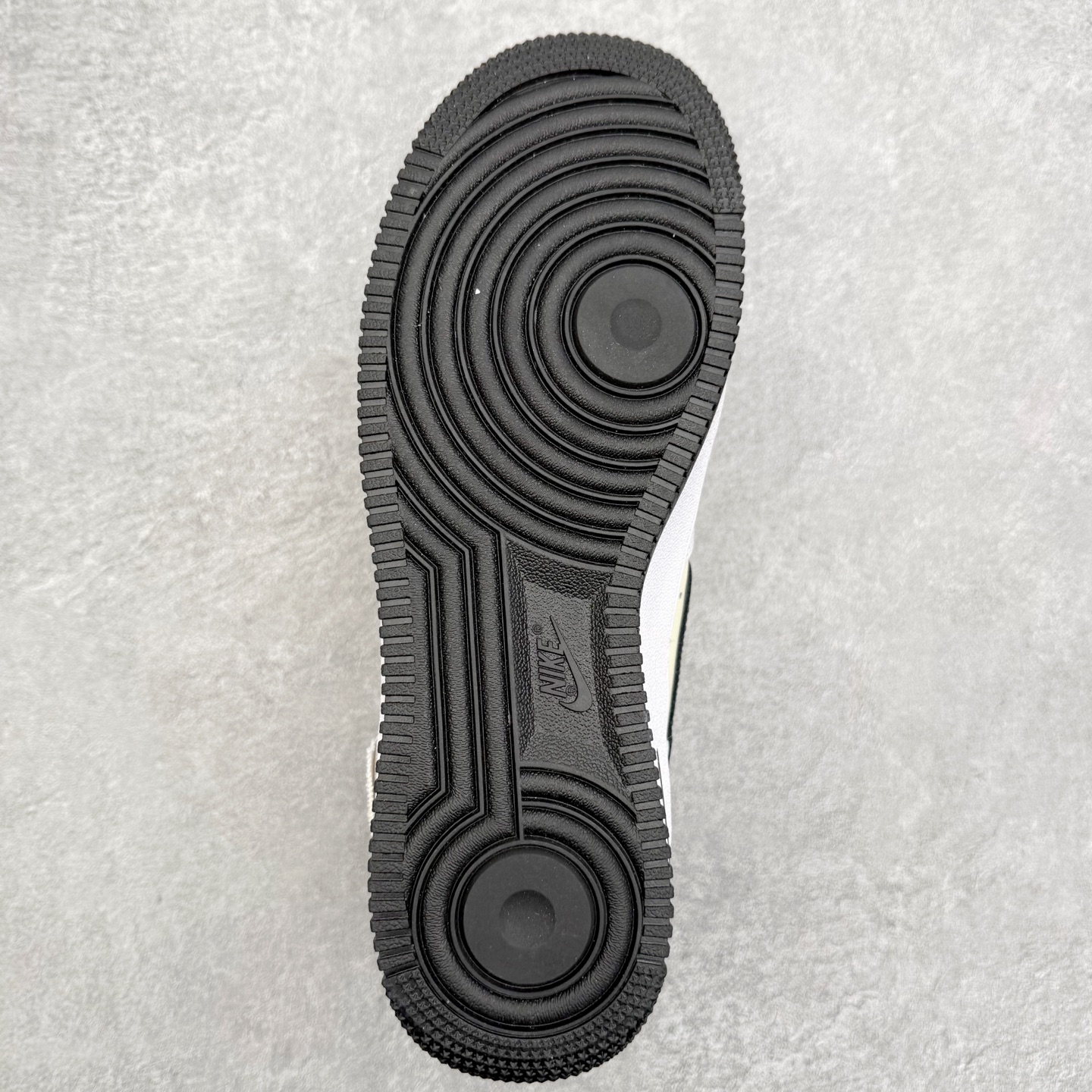 图片[9]-＃福利特价 NK Air Force 1´07 Low 空军一号低帮百搭休闲运动板鞋 柔软、弹性十足的缓震性能和出色的中底设计 横跨复古与现代的外型结合 造就出风靡全球 三十多年的Force 1 直到今天还深受青睐 尺码：36 36.5 37.5 38 38.5 39 40 40.5 41 42 42.5 43 44 44.5 45-选品中心