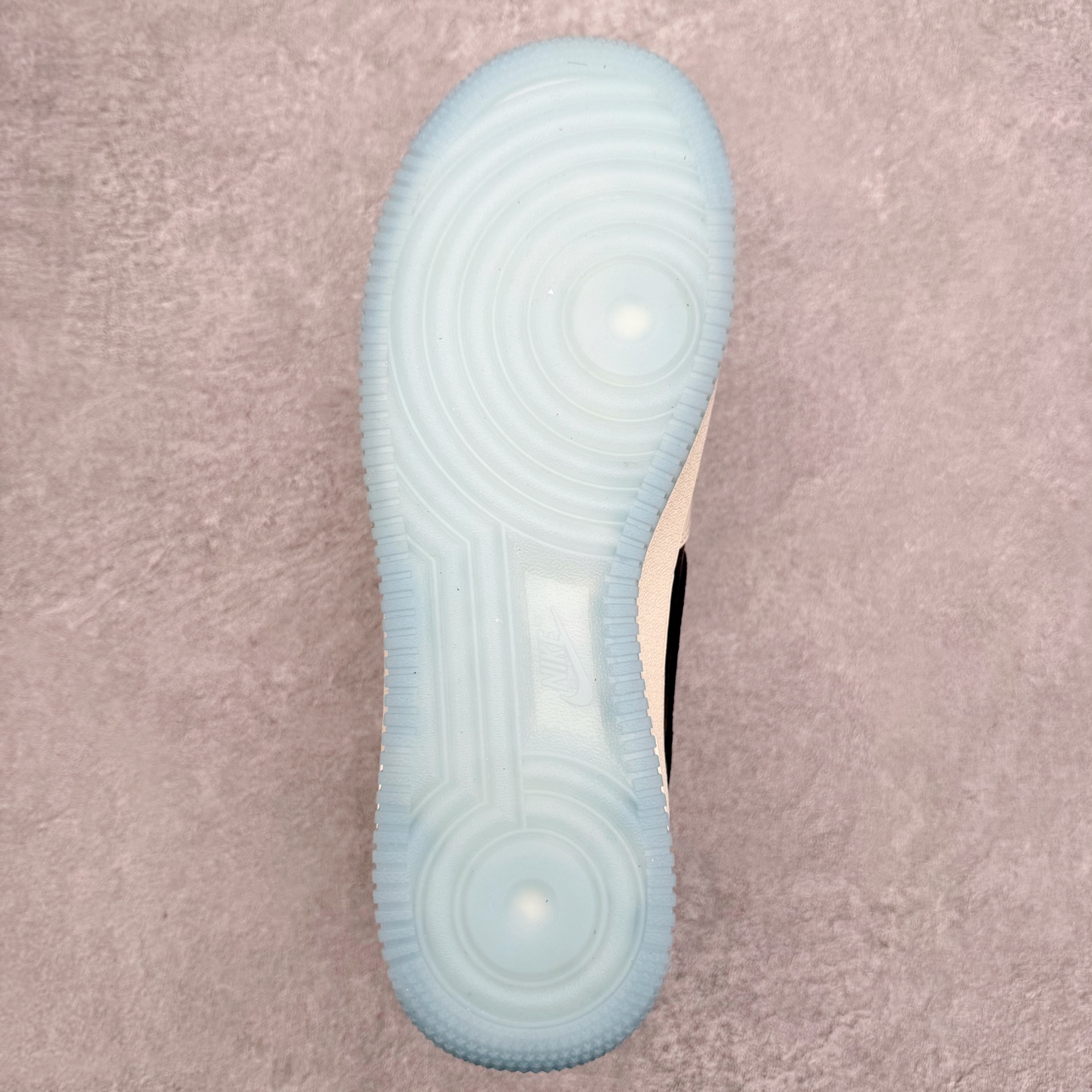 图片[9]-＃福利特价 NK Air Force 1´07 Low 空军一号低帮百搭休闲运动板鞋 柔软、弹性十足的缓震性能和出色的中底设计 横跨复古与现代的外型结合 造就出风靡全球 三十多年的Force 1 直到今天还深受青睐 尺码：36 36.5 37.5 38 38.5 39 40 40.5 41 42 42.5 43 44 44.5 45-选品中心