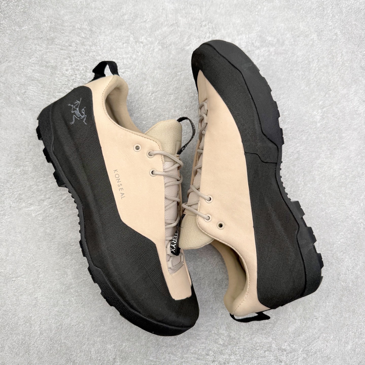 图片[3]-＃HP Arcteryx始祖鸟 Konseal 舒适简约百搭 防滑登山徒步鞋 Arcteryx中文名始祖鸟 加拿大户外服饰品牌 1989年创立于加拿大温哥华 始祖鸟来自加拿大海岸山脉 植根高山的专业户外品牌 始终秉承对精湛设计和工艺孜孜以求的准则 从1989年创立至今 Arcteryx始终不断在产品设计与做工上不惜工本 以满足始祖鸟的标准 品质、设计以及精简的理念造就了其良好的性能 并能满足严苛环境下的使用需求 尺码：39 40 41 42 43 44 45-选品中心