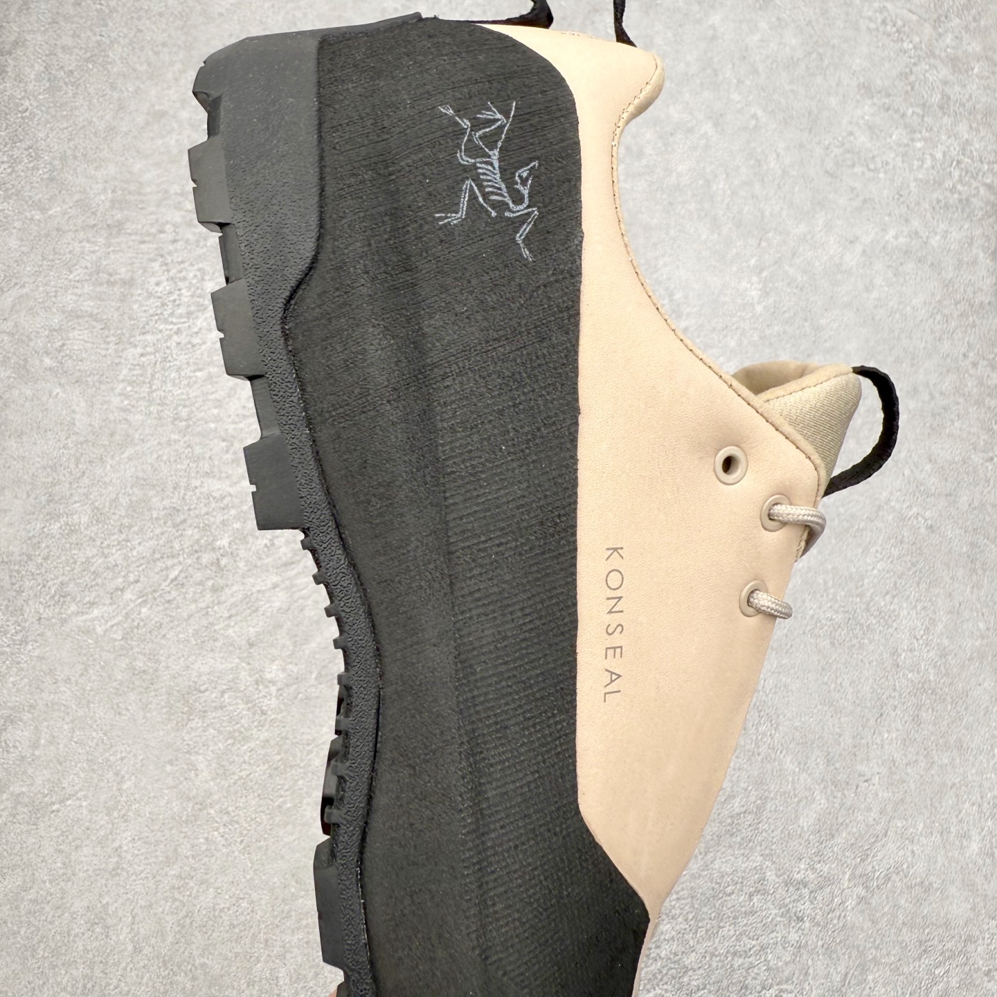 图片[6]-＃HP Arcteryx始祖鸟 Konseal 舒适简约百搭 防滑登山徒步鞋 Arcteryx中文名始祖鸟 加拿大户外服饰品牌 1989年创立于加拿大温哥华 始祖鸟来自加拿大海岸山脉 植根高山的专业户外品牌 始终秉承对精湛设计和工艺孜孜以求的准则 从1989年创立至今 Arcteryx始终不断在产品设计与做工上不惜工本 以满足始祖鸟的标准 品质、设计以及精简的理念造就了其良好的性能 并能满足严苛环境下的使用需求 尺码：39 40 41 42 43 44 45-选品中心