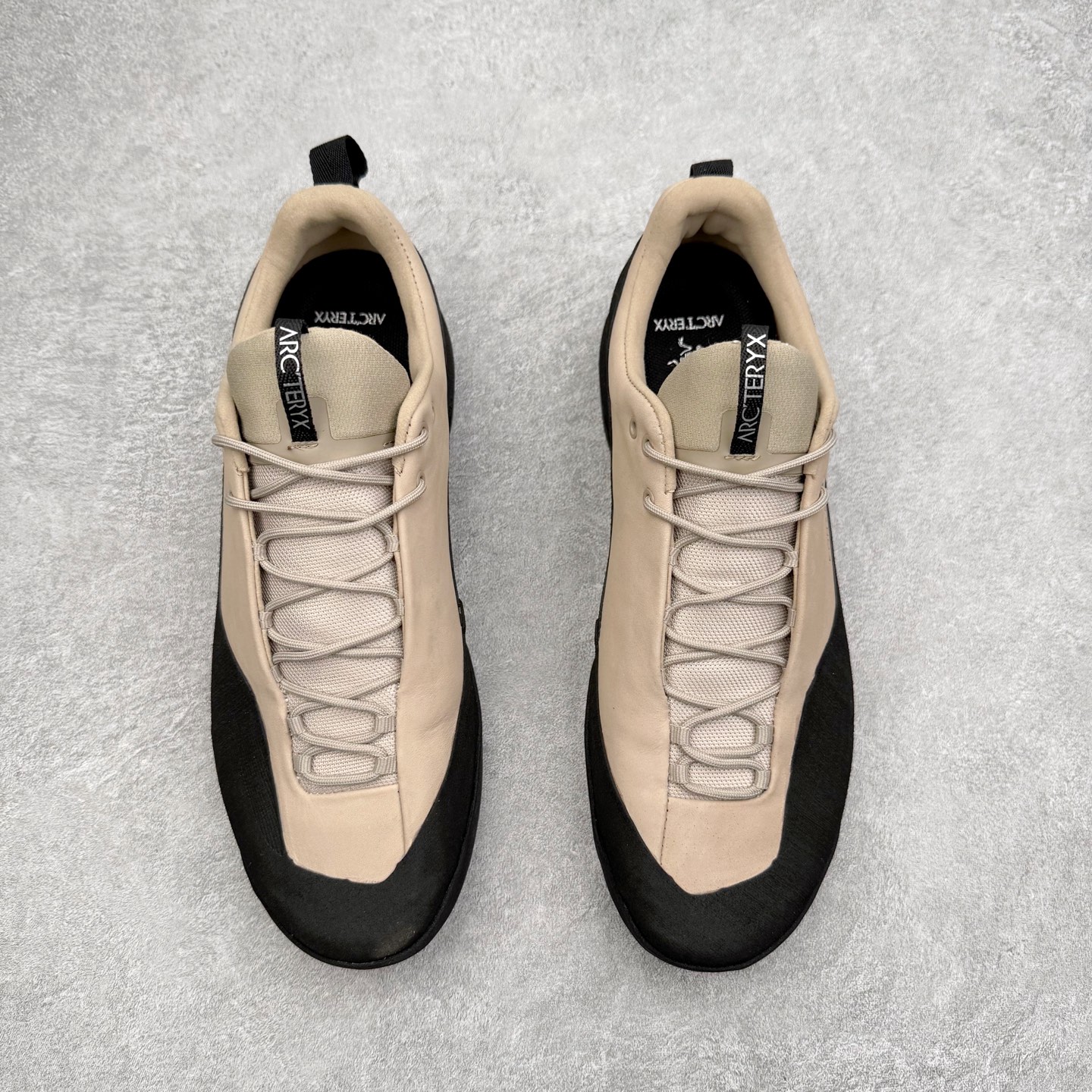 图片[2]-＃HP Arcteryx始祖鸟 Konseal 舒适简约百搭 防滑登山徒步鞋 Arcteryx中文名始祖鸟 加拿大户外服饰品牌 1989年创立于加拿大温哥华 始祖鸟来自加拿大海岸山脉 植根高山的专业户外品牌 始终秉承对精湛设计和工艺孜孜以求的准则 从1989年创立至今 Arcteryx始终不断在产品设计与做工上不惜工本 以满足始祖鸟的标准 品质、设计以及精简的理念造就了其良好的性能 并能满足严苛环境下的使用需求 尺码：39 40 41 42 43 44 45-选品中心