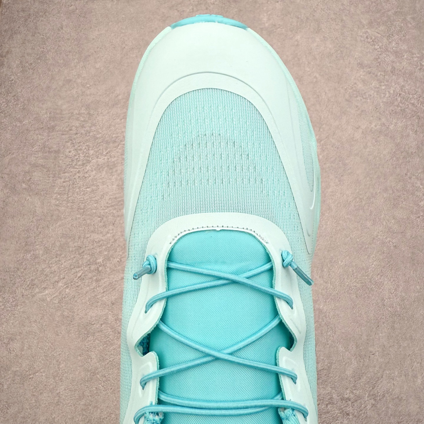 图片[4]-LOEWE x On昂跑Cloudsolo 罗意威联名款圆头抽绳低帮生活休闲鞋 此运动品牌 开创于2010年 缓震着陆、强效回弹、轻柔质感的设计构思始终是ON研制关键 与此同时基于“为全球提供革新性的跑步感受”信念 陆续推出了多款跑鞋及其以专业运动人体跑步工程学为设计关键的功能性跑步服饰设备 让跑者不费力气地畅快畅跑 尺码：36 36.5 37.5 38 38.5 39 40 40.5 41 42 42.5 43 44 44.5 45-选品中心