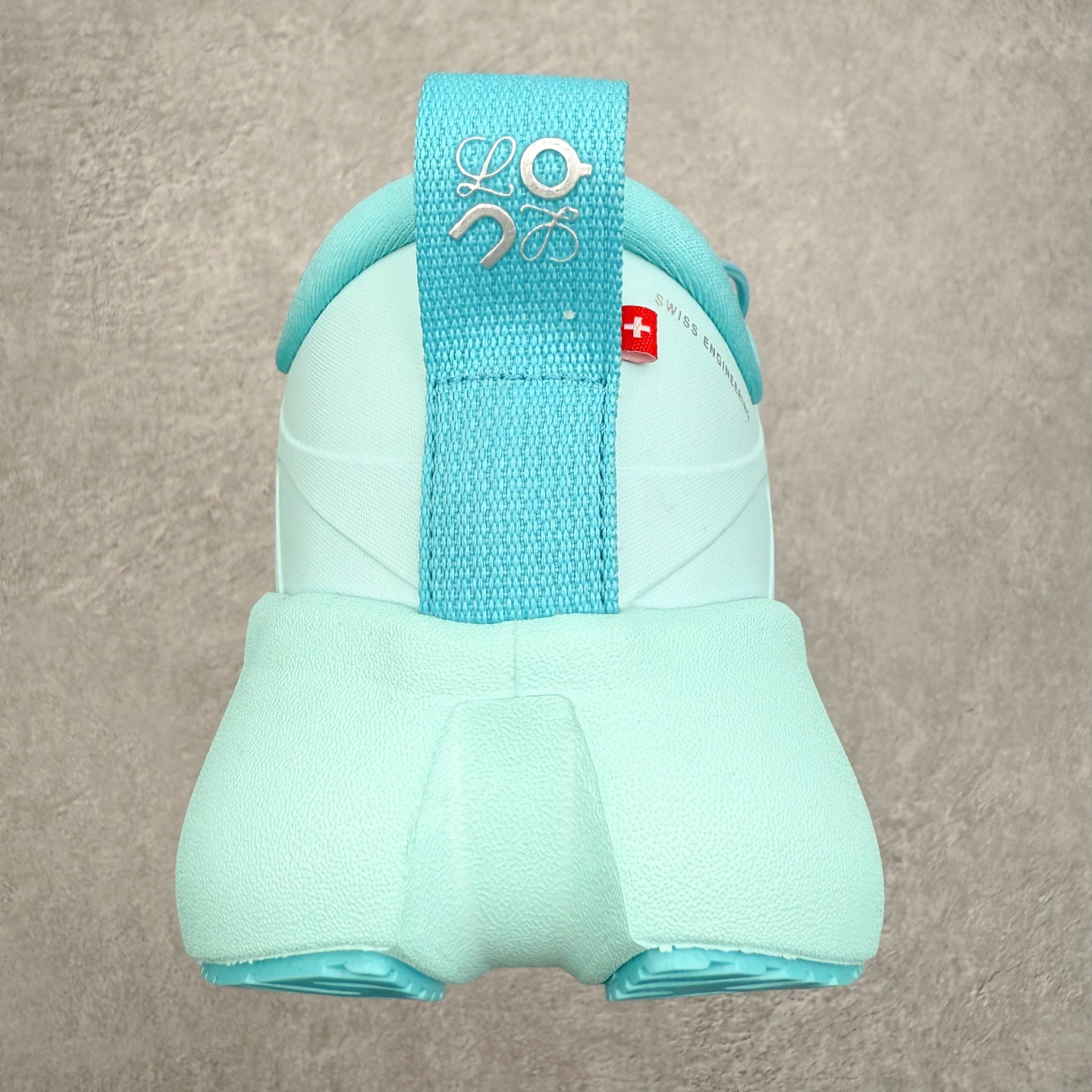 图片[8]-LOEWE x On昂跑Cloudsolo 罗意威联名款圆头抽绳低帮生活休闲鞋 此运动品牌 开创于2010年 缓震着陆、强效回弹、轻柔质感的设计构思始终是ON研制关键 与此同时基于“为全球提供革新性的跑步感受”信念 陆续推出了多款跑鞋及其以专业运动人体跑步工程学为设计关键的功能性跑步服饰设备 让跑者不费力气地畅快畅跑 尺码：36 36.5 37.5 38 38.5 39 40 40.5 41 42 42.5 43 44 44.5 45-选品中心