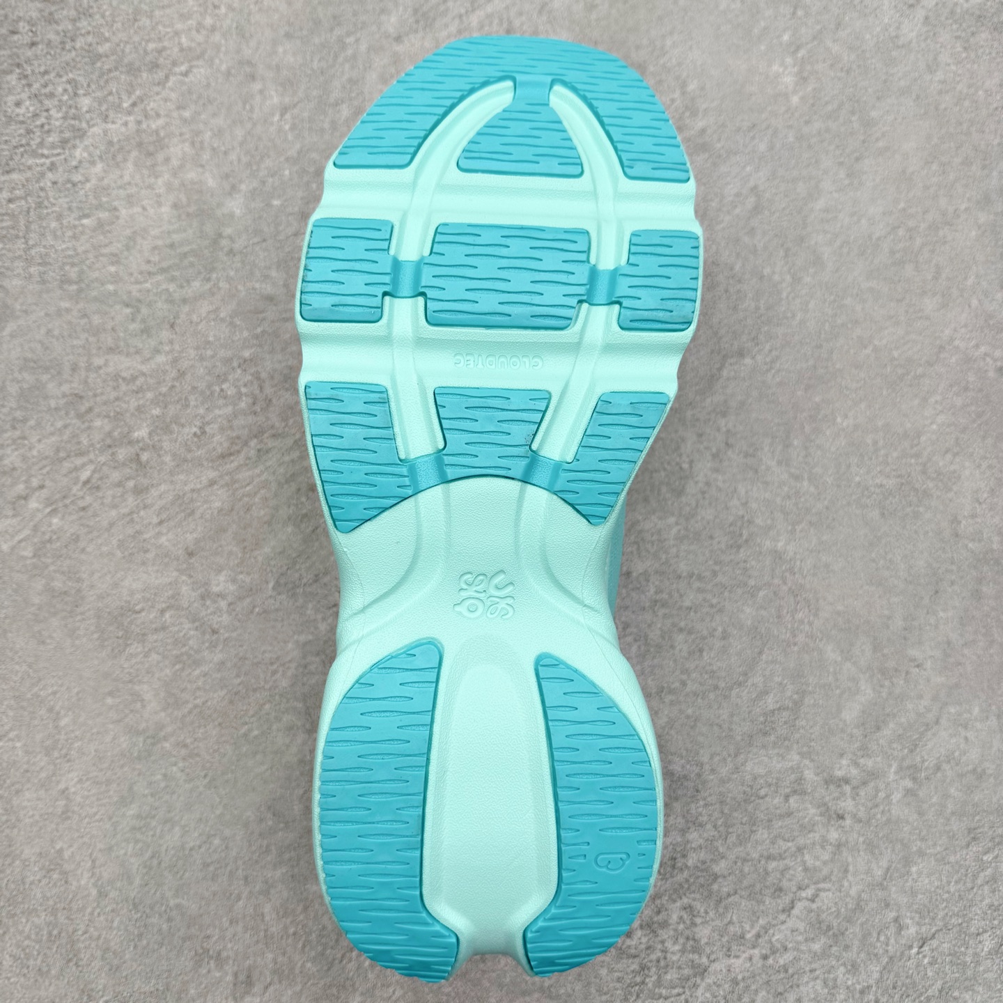 图片[9]-LOEWE x On昂跑Cloudsolo 罗意威联名款圆头抽绳低帮生活休闲鞋 此运动品牌 开创于2010年 缓震着陆、强效回弹、轻柔质感的设计构思始终是ON研制关键 与此同时基于“为全球提供革新性的跑步感受”信念 陆续推出了多款跑鞋及其以专业运动人体跑步工程学为设计关键的功能性跑步服饰设备 让跑者不费力气地畅快畅跑 尺码：36 36.5 37.5 38 38.5 39 40 40.5 41 42 42.5 43 44 44.5 45-选品中心