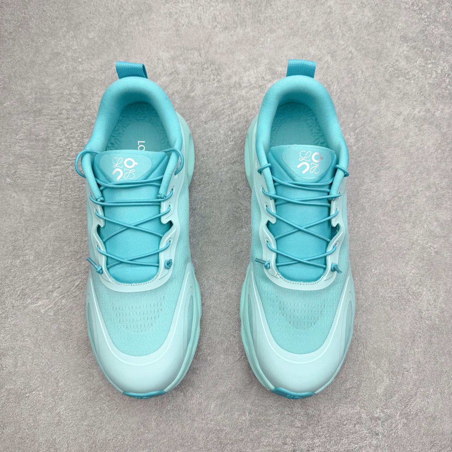 图片[2]-LOEWE x On昂跑Cloudsolo 罗意威联名款圆头抽绳低帮生活休闲鞋 此运动品牌 开创于2010年 缓震着陆、强效回弹、轻柔质感的设计构思始终是ON研制关键 与此同时基于“为全球提供革新性的跑步感受”信念 陆续推出了多款跑鞋及其以专业运动人体跑步工程学为设计关键的功能性跑步服饰设备 让跑者不费力气地畅快畅跑 尺码：36 36.5 37.5 38 38.5 39 40 40.5 41 42 42.5 43 44 44.5 45-选品中心