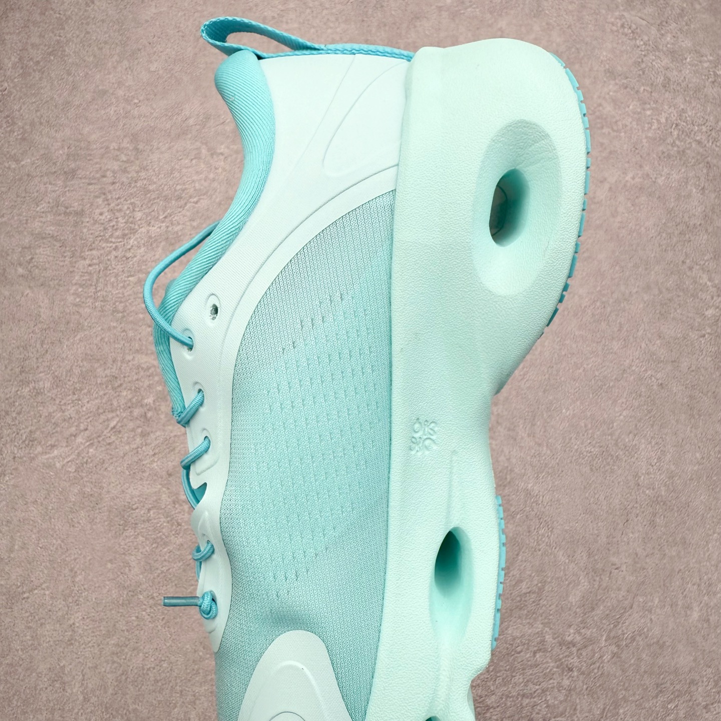 图片[7]-LOEWE x On昂跑Cloudsolo 罗意威联名款圆头抽绳低帮生活休闲鞋 此运动品牌 开创于2010年 缓震着陆、强效回弹、轻柔质感的设计构思始终是ON研制关键 与此同时基于“为全球提供革新性的跑步感受”信念 陆续推出了多款跑鞋及其以专业运动人体跑步工程学为设计关键的功能性跑步服饰设备 让跑者不费力气地畅快畅跑 尺码：36 36.5 37.5 38 38.5 39 40 40.5 41 42 42.5 43 44 44.5 45-选品中心