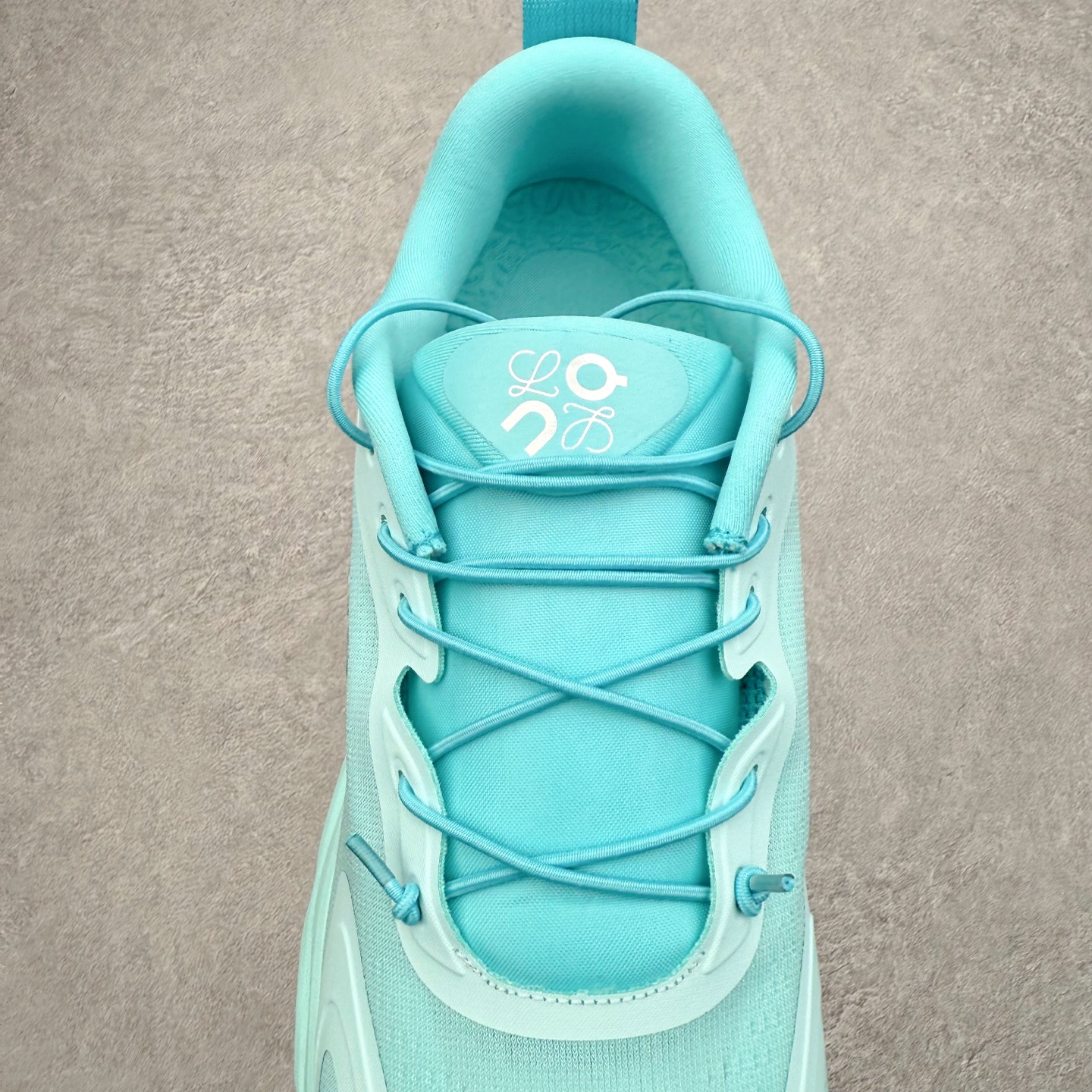 图片[5]-LOEWE x On昂跑Cloudsolo 罗意威联名款圆头抽绳低帮生活休闲鞋 此运动品牌 开创于2010年 缓震着陆、强效回弹、轻柔质感的设计构思始终是ON研制关键 与此同时基于“为全球提供革新性的跑步感受”信念 陆续推出了多款跑鞋及其以专业运动人体跑步工程学为设计关键的功能性跑步服饰设备 让跑者不费力气地畅快畅跑 尺码：36 36.5 37.5 38 38.5 39 40 40.5 41 42 42.5 43 44 44.5 45-选品中心