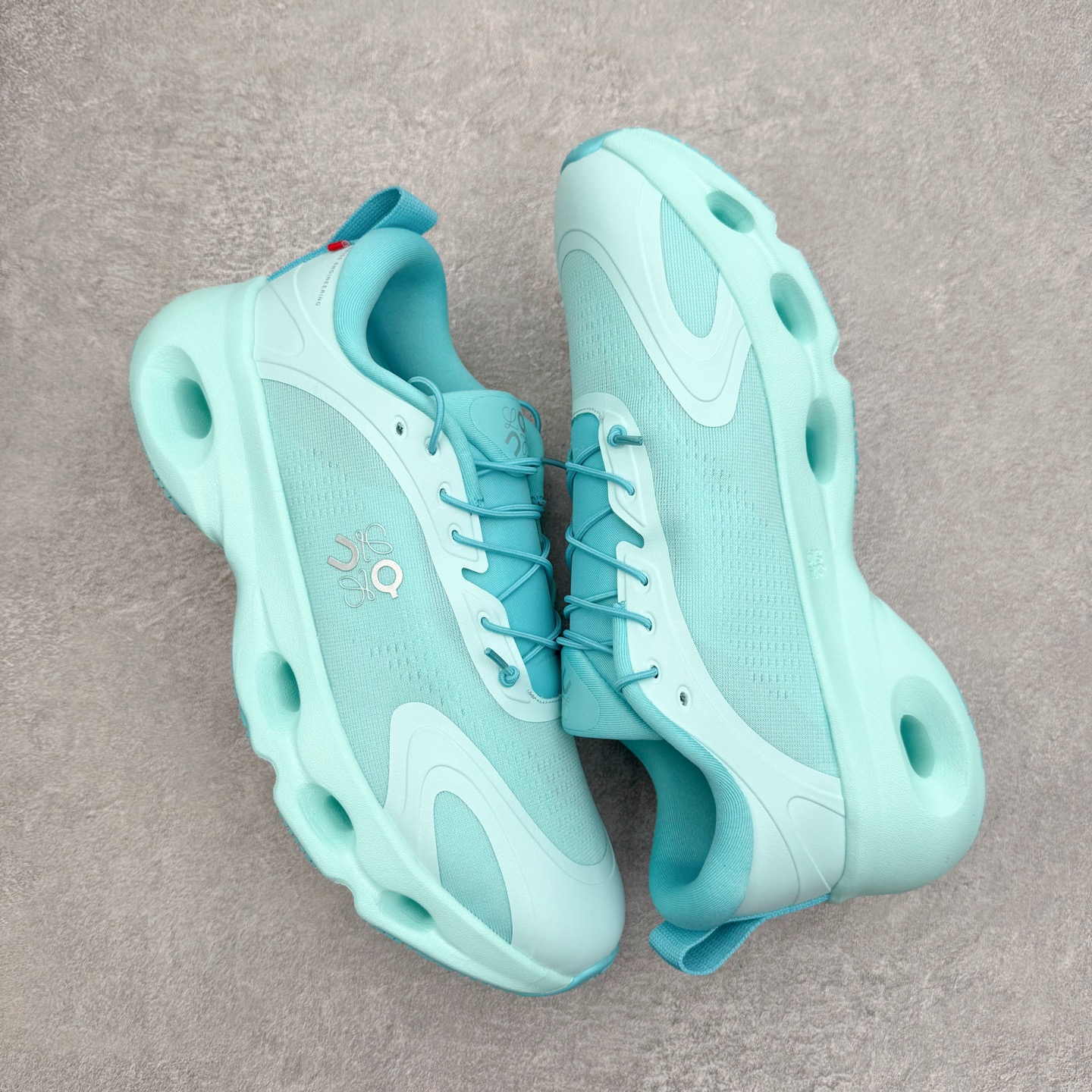 图片[3]-LOEWE x On昂跑Cloudsolo 罗意威联名款圆头抽绳低帮生活休闲鞋 此运动品牌 开创于2010年 缓震着陆、强效回弹、轻柔质感的设计构思始终是ON研制关键 与此同时基于“为全球提供革新性的跑步感受”信念 陆续推出了多款跑鞋及其以专业运动人体跑步工程学为设计关键的功能性跑步服饰设备 让跑者不费力气地畅快畅跑 尺码：36 36.5 37.5 38 38.5 39 40 40.5 41 42 42.5 43 44 44.5 45-选品中心