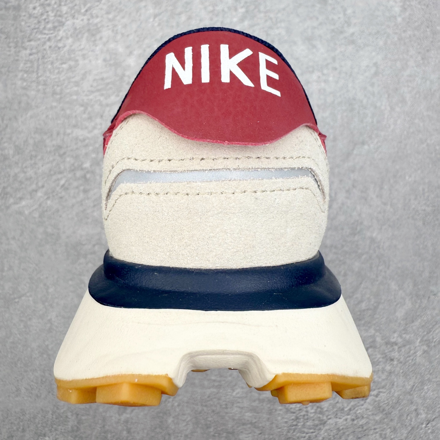 图片[8]-NK Phoenix Waffle 菲尼克斯系列华夫低帮经典复古休闲运动慢跑鞋 近年来随着复古热度不断攀升 不少复古风格的鞋款成为众多潮流爱好者的穿搭利器 NK也相继为旗下多款华夫跑鞋推出全新配色同时还进行了全新改造 第一款配色采用灰色为主色 棕色 NK Swoosh 点缀 OG 气质十足 鞋面采用麂皮和尼龙材质打造 质感满满 最后搭载中底缓震性和橡胶外底收尾 完善整双鞋设计 第二款采用黑色为主色 紫色点缀 黑武士风十足 第三款采用蓝色和黑色妆点 复古气质拉满 第四款采用粉色和灰色为主色 黑色 Swoosh Logo 点缀 尺码：36 36.5 37.5 38 38.5 39 40 40 40.5 41 42 42.5 43 44 45-选品中心