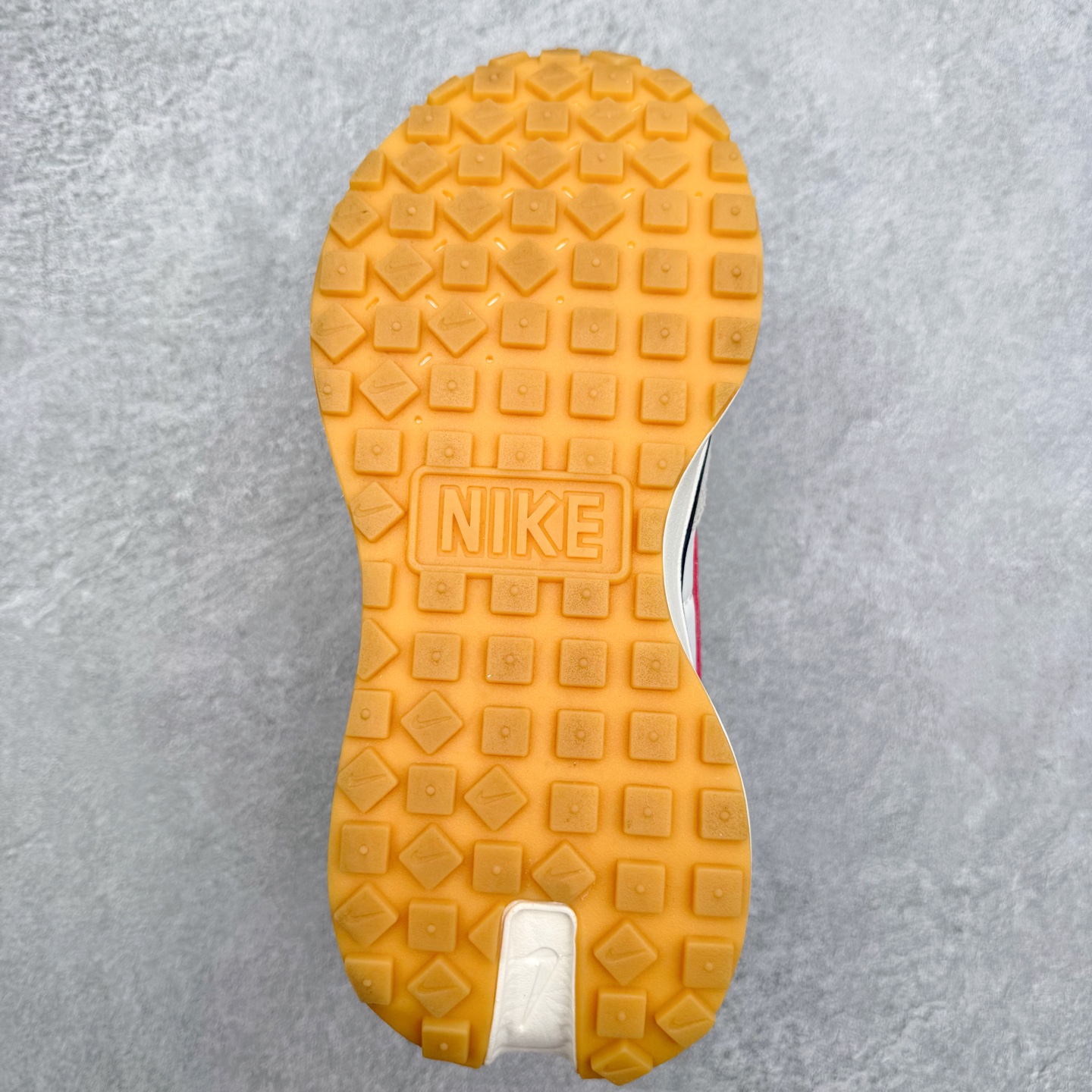 图片[9]-NK Phoenix Waffle 菲尼克斯系列华夫低帮经典复古休闲运动慢跑鞋 近年来随着复古热度不断攀升 不少复古风格的鞋款成为众多潮流爱好者的穿搭利器 NK也相继为旗下多款华夫跑鞋推出全新配色同时还进行了全新改造 第一款配色采用灰色为主色 棕色 NK Swoosh 点缀 OG 气质十足 鞋面采用麂皮和尼龙材质打造 质感满满 最后搭载中底缓震性和橡胶外底收尾 完善整双鞋设计 第二款采用黑色为主色 紫色点缀 黑武士风十足 第三款采用蓝色和黑色妆点 复古气质拉满 第四款采用粉色和灰色为主色 黑色 Swoosh Logo 点缀 尺码：36 36.5 37.5 38 38.5 39 40 40 40.5 41 42 42.5 43 44 45-选品中心