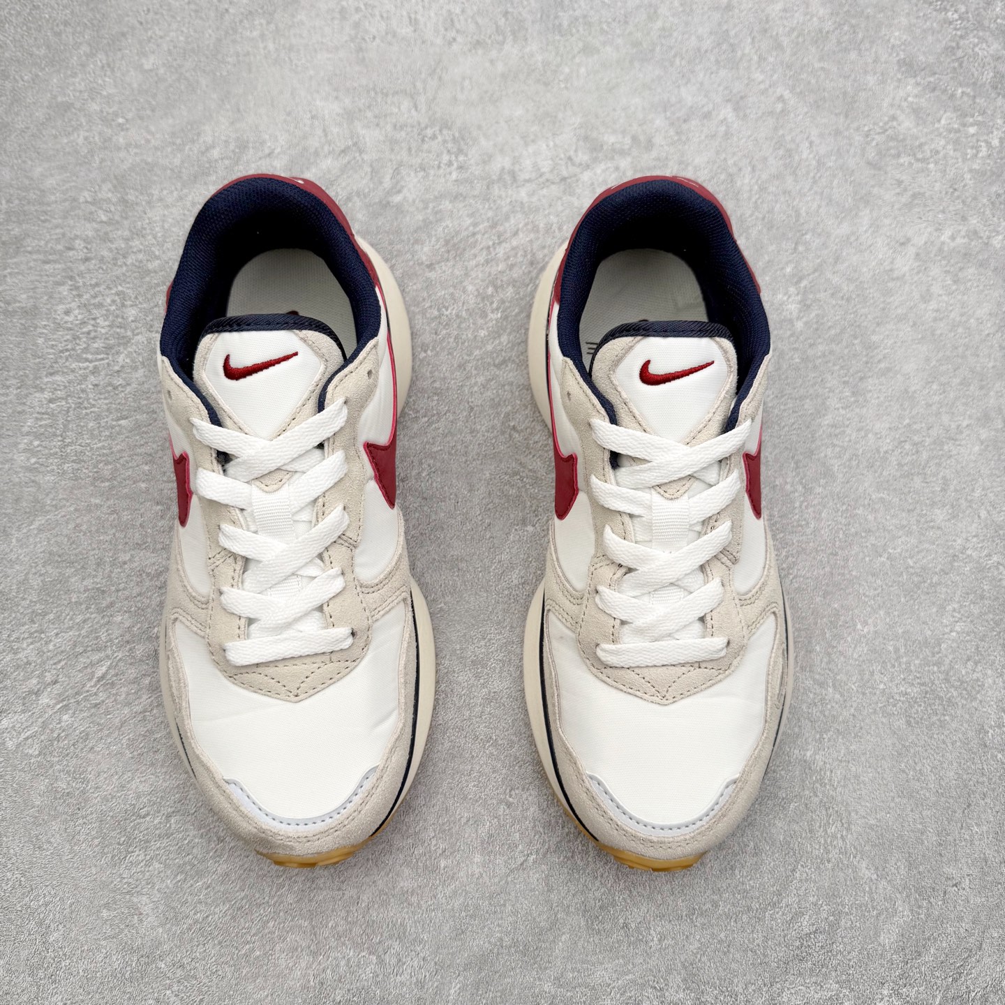 图片[2]-NK Phoenix Waffle 菲尼克斯系列华夫低帮经典复古休闲运动慢跑鞋 近年来随着复古热度不断攀升 不少复古风格的鞋款成为众多潮流爱好者的穿搭利器 NK也相继为旗下多款华夫跑鞋推出全新配色同时还进行了全新改造 第一款配色采用灰色为主色 棕色 NK Swoosh 点缀 OG 气质十足 鞋面采用麂皮和尼龙材质打造 质感满满 最后搭载中底缓震性和橡胶外底收尾 完善整双鞋设计 第二款采用黑色为主色 紫色点缀 黑武士风十足 第三款采用蓝色和黑色妆点 复古气质拉满 第四款采用粉色和灰色为主色 黑色 Swoosh Logo 点缀 尺码：36 36.5 37.5 38 38.5 39 40 40 40.5 41 42 42.5 43 44 45-选品中心