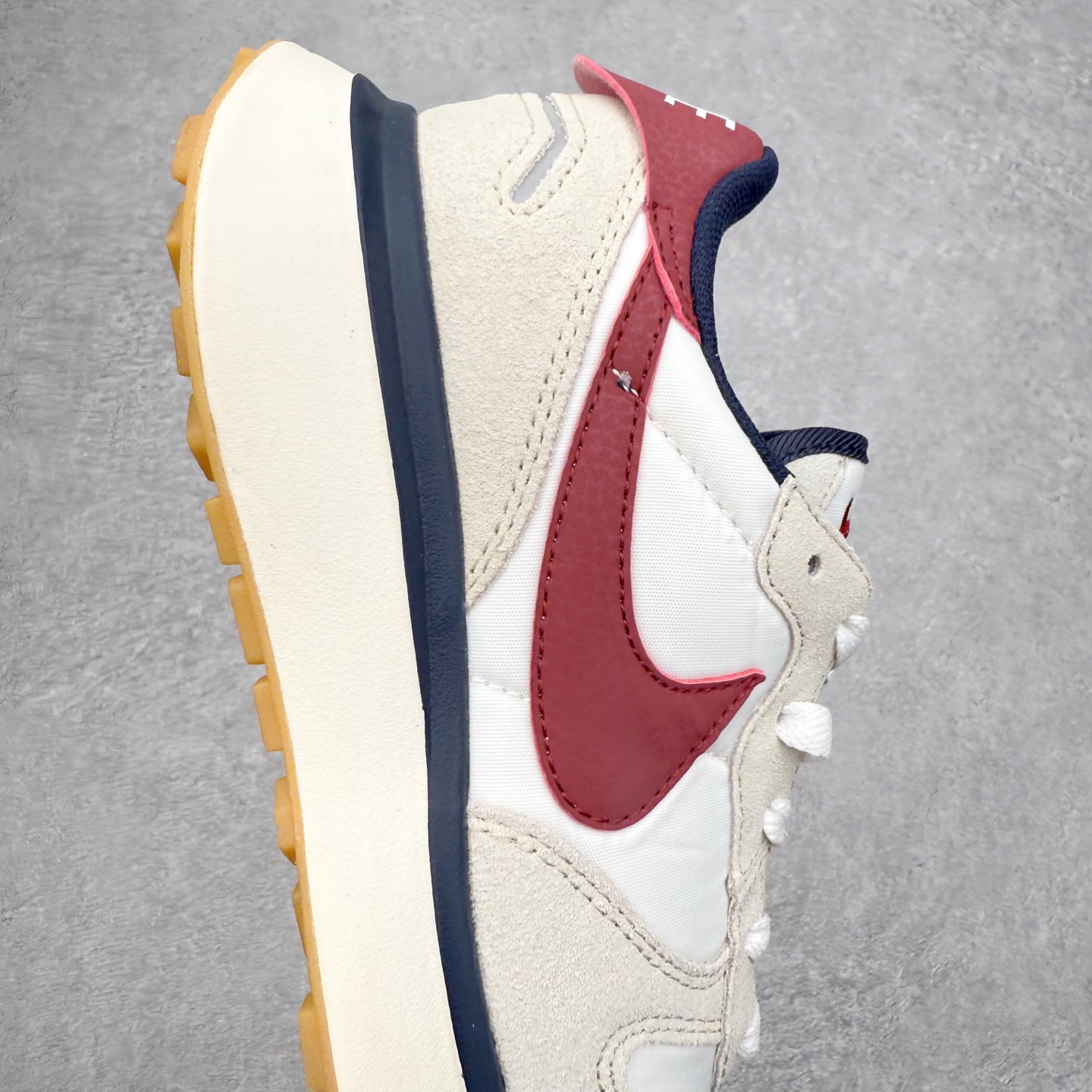 图片[6]-NK Phoenix Waffle 菲尼克斯系列华夫低帮经典复古休闲运动慢跑鞋 近年来随着复古热度不断攀升 不少复古风格的鞋款成为众多潮流爱好者的穿搭利器 NK也相继为旗下多款华夫跑鞋推出全新配色同时还进行了全新改造 第一款配色采用灰色为主色 棕色 NK Swoosh 点缀 OG 气质十足 鞋面采用麂皮和尼龙材质打造 质感满满 最后搭载中底缓震性和橡胶外底收尾 完善整双鞋设计 第二款采用黑色为主色 紫色点缀 黑武士风十足 第三款采用蓝色和黑色妆点 复古气质拉满 第四款采用粉色和灰色为主色 黑色 Swoosh Logo 点缀 尺码：36 36.5 37.5 38 38.5 39 40 40 40.5 41 42 42.5 43 44 45-选品中心