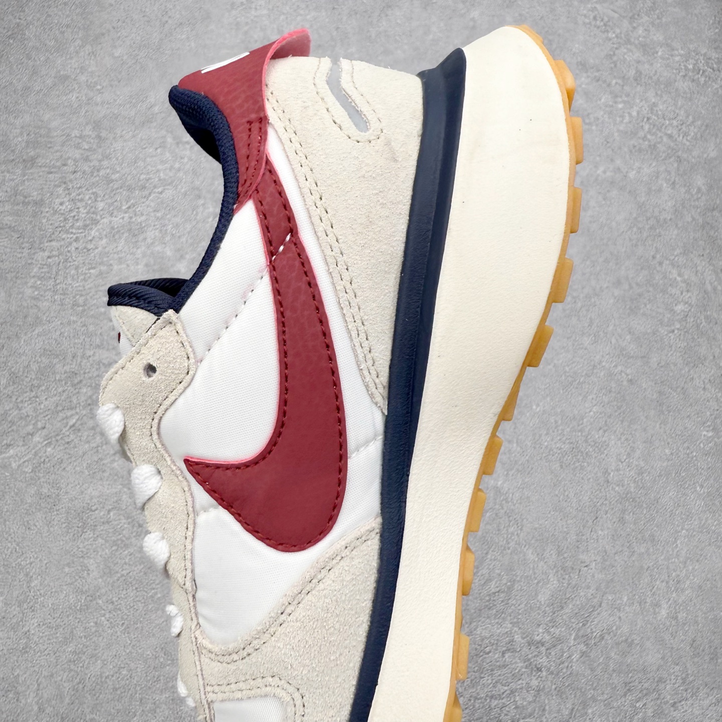 图片[7]-NK Phoenix Waffle 菲尼克斯系列华夫低帮经典复古休闲运动慢跑鞋 近年来随着复古热度不断攀升 不少复古风格的鞋款成为众多潮流爱好者的穿搭利器 NK也相继为旗下多款华夫跑鞋推出全新配色同时还进行了全新改造 第一款配色采用灰色为主色 棕色 NK Swoosh 点缀 OG 气质十足 鞋面采用麂皮和尼龙材质打造 质感满满 最后搭载中底缓震性和橡胶外底收尾 完善整双鞋设计 第二款采用黑色为主色 紫色点缀 黑武士风十足 第三款采用蓝色和黑色妆点 复古气质拉满 第四款采用粉色和灰色为主色 黑色 Swoosh Logo 点缀 尺码：36 36.5 37.5 38 38.5 39 40 40 40.5 41 42 42.5 43 44 45-选品中心