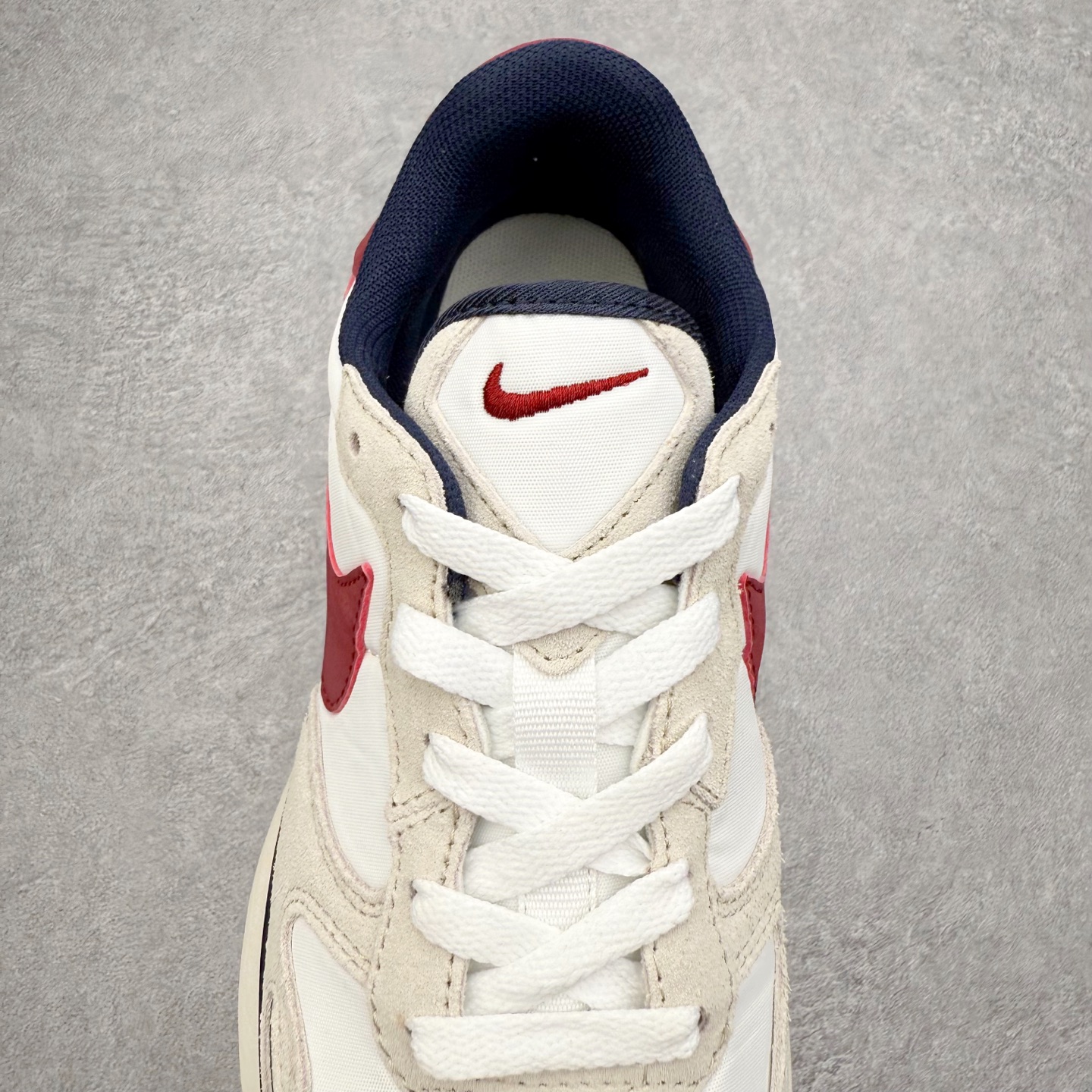 图片[5]-NK Phoenix Waffle 菲尼克斯系列华夫低帮经典复古休闲运动慢跑鞋 近年来随着复古热度不断攀升 不少复古风格的鞋款成为众多潮流爱好者的穿搭利器 NK也相继为旗下多款华夫跑鞋推出全新配色同时还进行了全新改造 第一款配色采用灰色为主色 棕色 NK Swoosh 点缀 OG 气质十足 鞋面采用麂皮和尼龙材质打造 质感满满 最后搭载中底缓震性和橡胶外底收尾 完善整双鞋设计 第二款采用黑色为主色 紫色点缀 黑武士风十足 第三款采用蓝色和黑色妆点 复古气质拉满 第四款采用粉色和灰色为主色 黑色 Swoosh Logo 点缀 尺码：36 36.5 37.5 38 38.5 39 40 40 40.5 41 42 42.5 43 44 45-选品中心