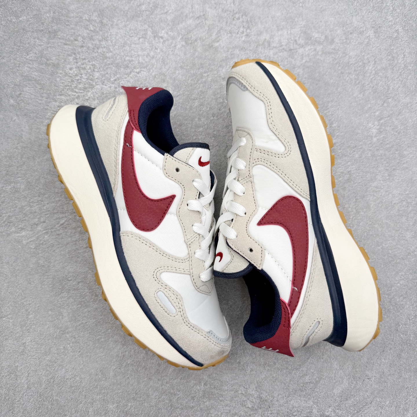 图片[3]-NK Phoenix Waffle 菲尼克斯系列华夫低帮经典复古休闲运动慢跑鞋 近年来随着复古热度不断攀升 不少复古风格的鞋款成为众多潮流爱好者的穿搭利器 NK也相继为旗下多款华夫跑鞋推出全新配色同时还进行了全新改造 第一款配色采用灰色为主色 棕色 NK Swoosh 点缀 OG 气质十足 鞋面采用麂皮和尼龙材质打造 质感满满 最后搭载中底缓震性和橡胶外底收尾 完善整双鞋设计 第二款采用黑色为主色 紫色点缀 黑武士风十足 第三款采用蓝色和黑色妆点 复古气质拉满 第四款采用粉色和灰色为主色 黑色 Swoosh Logo 点缀 尺码：36 36.5 37.5 38 38.5 39 40 40 40.5 41 42 42.5 43 44 45-选品中心