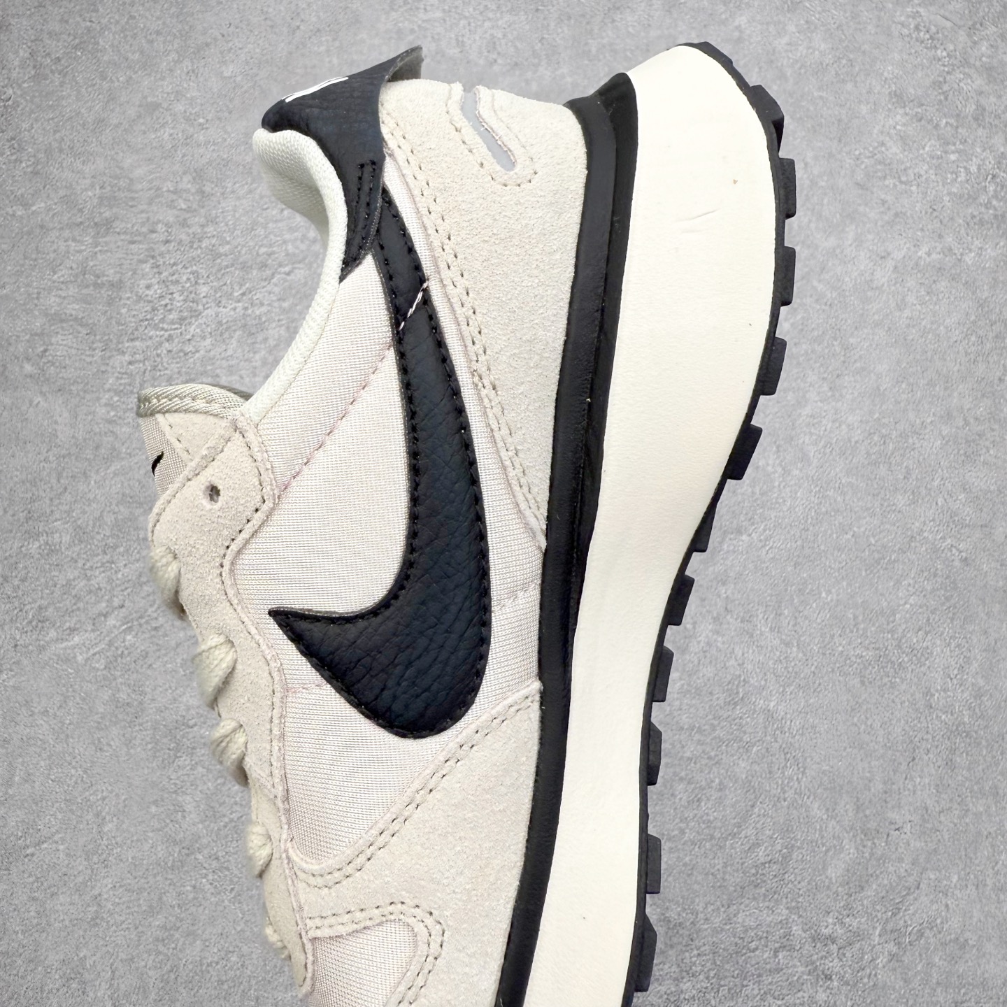 图片[7]-NK Phoenix Waffle 菲尼克斯系列华夫低帮经典复古休闲运动慢跑鞋 近年来随着复古热度不断攀升 不少复古风格的鞋款成为众多潮流爱好者的穿搭利器 NK也相继为旗下多款华夫跑鞋推出全新配色同时还进行了全新改造 第一款配色采用灰色为主色 棕色 NK Swoosh 点缀 OG 气质十足 鞋面采用麂皮和尼龙材质打造 质感满满 最后搭载中底缓震性和橡胶外底收尾 完善整双鞋设计 第二款采用黑色为主色 紫色点缀 黑武士风十足 第三款采用蓝色和黑色妆点 复古气质拉满 第四款采用粉色和灰色为主色 黑色 Swoosh Logo 点缀 尺码：36 36.5 37.5 38 38.5 39 40 40 40.5 41 42 42.5 43 44 45-选品中心