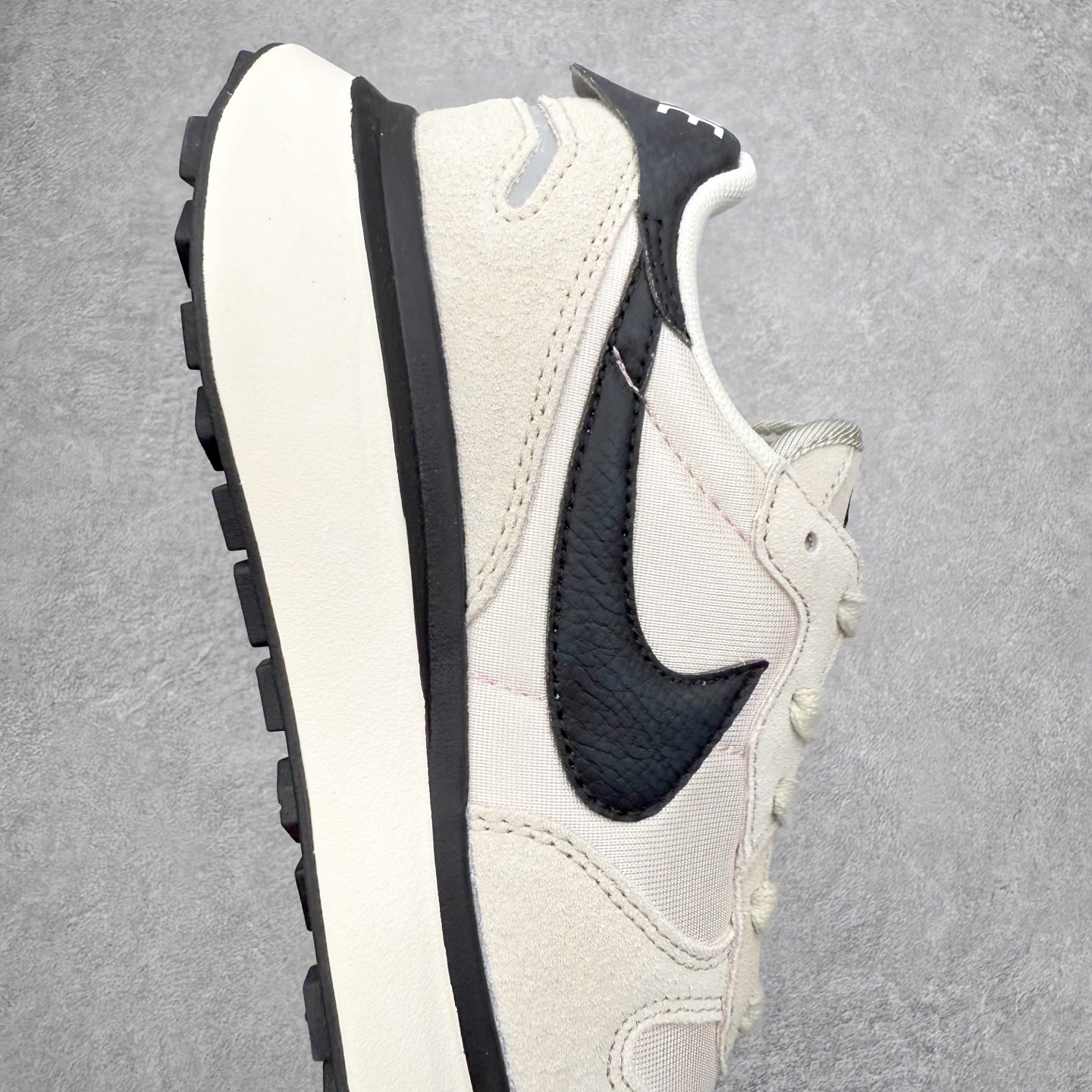 图片[6]-NK Phoenix Waffle 菲尼克斯系列华夫低帮经典复古休闲运动慢跑鞋 近年来随着复古热度不断攀升 不少复古风格的鞋款成为众多潮流爱好者的穿搭利器 NK也相继为旗下多款华夫跑鞋推出全新配色同时还进行了全新改造 第一款配色采用灰色为主色 棕色 NK Swoosh 点缀 OG 气质十足 鞋面采用麂皮和尼龙材质打造 质感满满 最后搭载中底缓震性和橡胶外底收尾 完善整双鞋设计 第二款采用黑色为主色 紫色点缀 黑武士风十足 第三款采用蓝色和黑色妆点 复古气质拉满 第四款采用粉色和灰色为主色 黑色 Swoosh Logo 点缀 尺码：36 36.5 37.5 38 38.5 39 40 40 40.5 41 42 42.5 43 44 45-选品中心