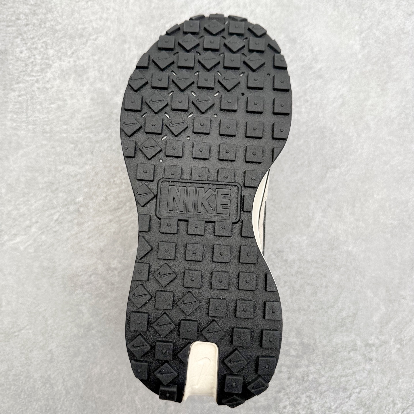 图片[9]-NK Phoenix Waffle 菲尼克斯系列华夫低帮经典复古休闲运动慢跑鞋 近年来随着复古热度不断攀升 不少复古风格的鞋款成为众多潮流爱好者的穿搭利器 NK也相继为旗下多款华夫跑鞋推出全新配色同时还进行了全新改造 第一款配色采用灰色为主色 棕色 NK Swoosh 点缀 OG 气质十足 鞋面采用麂皮和尼龙材质打造 质感满满 最后搭载中底缓震性和橡胶外底收尾 完善整双鞋设计 第二款采用黑色为主色 紫色点缀 黑武士风十足 第三款采用蓝色和黑色妆点 复古气质拉满 第四款采用粉色和灰色为主色 黑色 Swoosh Logo 点缀 尺码：36 36.5 37.5 38 38.5 39 40 40 40.5 41 42 42.5 43 44 45-选品中心