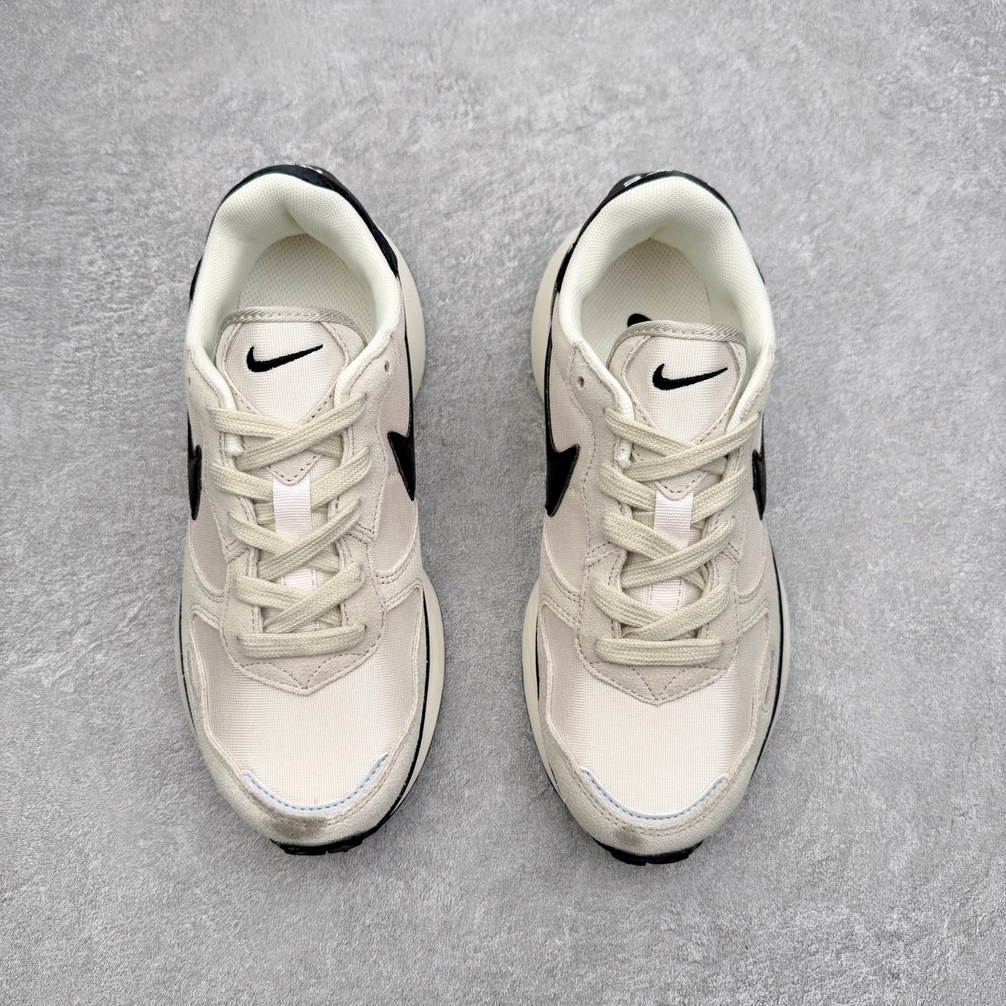 图片[2]-NK Phoenix Waffle 菲尼克斯系列华夫低帮经典复古休闲运动慢跑鞋 近年来随着复古热度不断攀升 不少复古风格的鞋款成为众多潮流爱好者的穿搭利器 NK也相继为旗下多款华夫跑鞋推出全新配色同时还进行了全新改造 第一款配色采用灰色为主色 棕色 NK Swoosh 点缀 OG 气质十足 鞋面采用麂皮和尼龙材质打造 质感满满 最后搭载中底缓震性和橡胶外底收尾 完善整双鞋设计 第二款采用黑色为主色 紫色点缀 黑武士风十足 第三款采用蓝色和黑色妆点 复古气质拉满 第四款采用粉色和灰色为主色 黑色 Swoosh Logo 点缀 尺码：36 36.5 37.5 38 38.5 39 40 40 40.5 41 42 42.5 43 44 45-选品中心