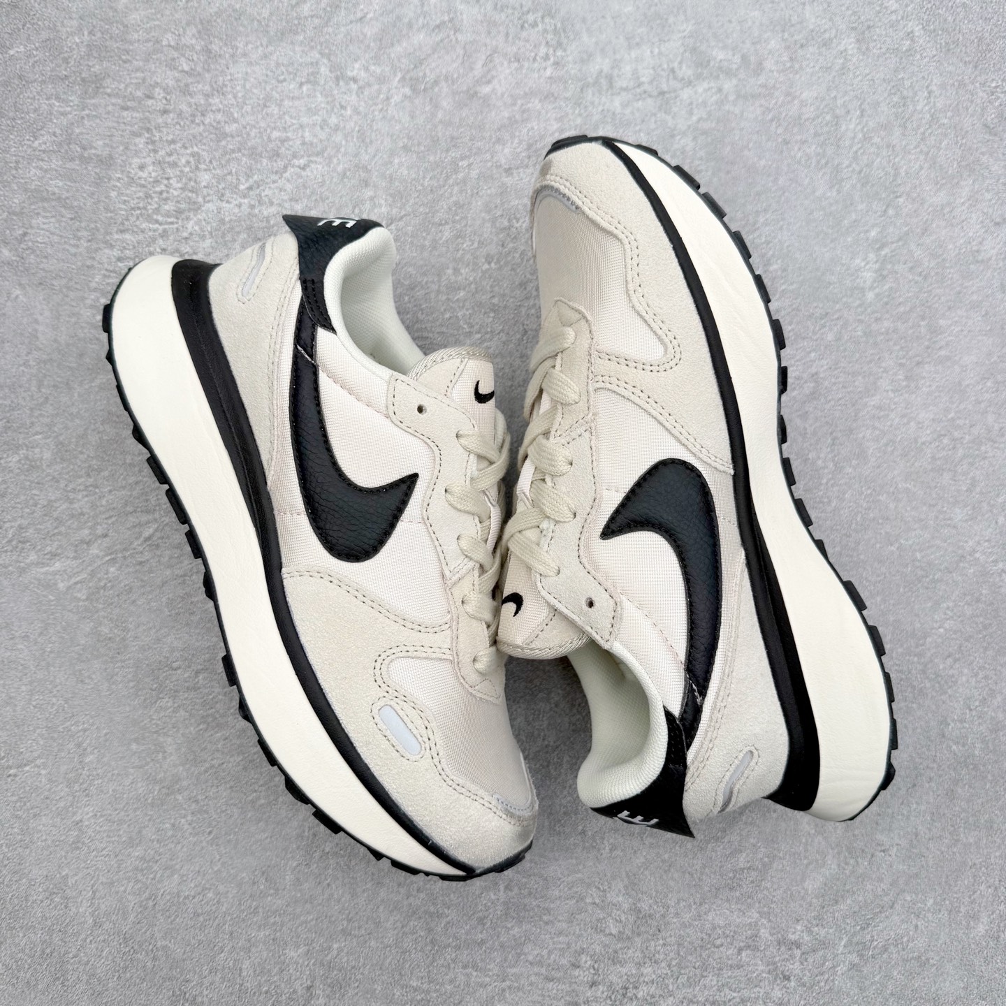 图片[3]-NK Phoenix Waffle 菲尼克斯系列华夫低帮经典复古休闲运动慢跑鞋 近年来随着复古热度不断攀升 不少复古风格的鞋款成为众多潮流爱好者的穿搭利器 NK也相继为旗下多款华夫跑鞋推出全新配色同时还进行了全新改造 第一款配色采用灰色为主色 棕色 NK Swoosh 点缀 OG 气质十足 鞋面采用麂皮和尼龙材质打造 质感满满 最后搭载中底缓震性和橡胶外底收尾 完善整双鞋设计 第二款采用黑色为主色 紫色点缀 黑武士风十足 第三款采用蓝色和黑色妆点 复古气质拉满 第四款采用粉色和灰色为主色 黑色 Swoosh Logo 点缀 尺码：36 36.5 37.5 38 38.5 39 40 40 40.5 41 42 42.5 43 44 45-选品中心