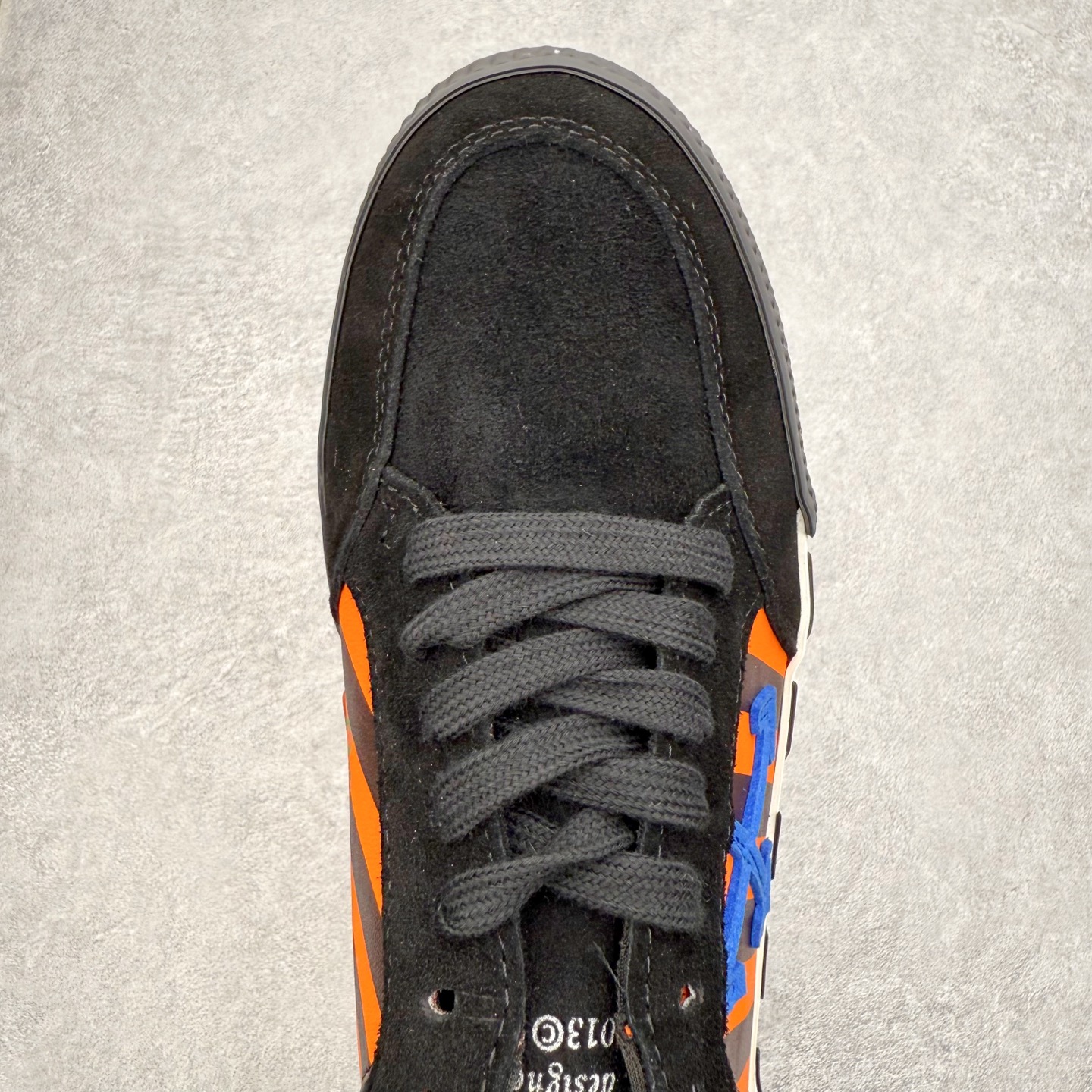 图片[4]-OFF-WHITE OW舒适百搭防滑耐磨低帮帆布鞋 Off-White由才华横溢的Virgil Abloh于2013年创立。这位美国设计师既是建筑系硕士生，也是一名DJ，更是著名的Kanye West的创意总监。他以都市奢华风格惊艳了众人，并且“以典雅方法演绎当代风尚”，设计出一件又一件备受追捧的作品。Off-White别具特色的卫衣、腰带、夹克、T恤等单品俨然已成为了时尚的代名词。前卫潮流的设计、充满趣味的细节以及别出心裁的剪裁使Off-White传达出浓厚的时尚气质，是打造摩登造型不容忽视的品牌。实拍调校N版已经零色差零失真 百分百还原实物色彩所见即所得 不存在货不对板色差等低级问题 选购参考实物拍摄 不混卖不参货 只用心做好货严格选品 承诺混一赔十 尺码：36 36.5 37.5 38 38.5 39 40 40.5 41 42 42.5 43 44 44.5 45 46 47-选品中心