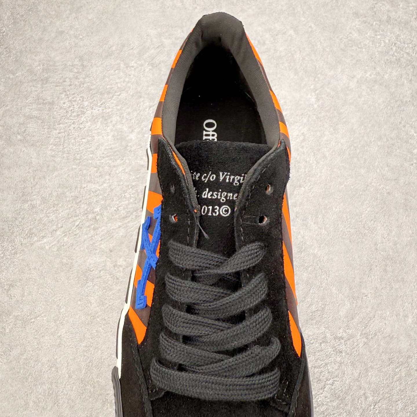 图片[5]-OFF-WHITE OW舒适百搭防滑耐磨低帮帆布鞋 Off-White由才华横溢的Virgil Abloh于2013年创立。这位美国设计师既是建筑系硕士生，也是一名DJ，更是著名的Kanye West的创意总监。他以都市奢华风格惊艳了众人，并且“以典雅方法演绎当代风尚”，设计出一件又一件备受追捧的作品。Off-White别具特色的卫衣、腰带、夹克、T恤等单品俨然已成为了时尚的代名词。前卫潮流的设计、充满趣味的细节以及别出心裁的剪裁使Off-White传达出浓厚的时尚气质，是打造摩登造型不容忽视的品牌。实拍调校N版已经零色差零失真 百分百还原实物色彩所见即所得 不存在货不对板色差等低级问题 选购参考实物拍摄 不混卖不参货 只用心做好货严格选品 承诺混一赔十 尺码：36 36.5 37.5 38 38.5 39 40 40.5 41 42 42.5 43 44 44.5 45 46 47-选品中心