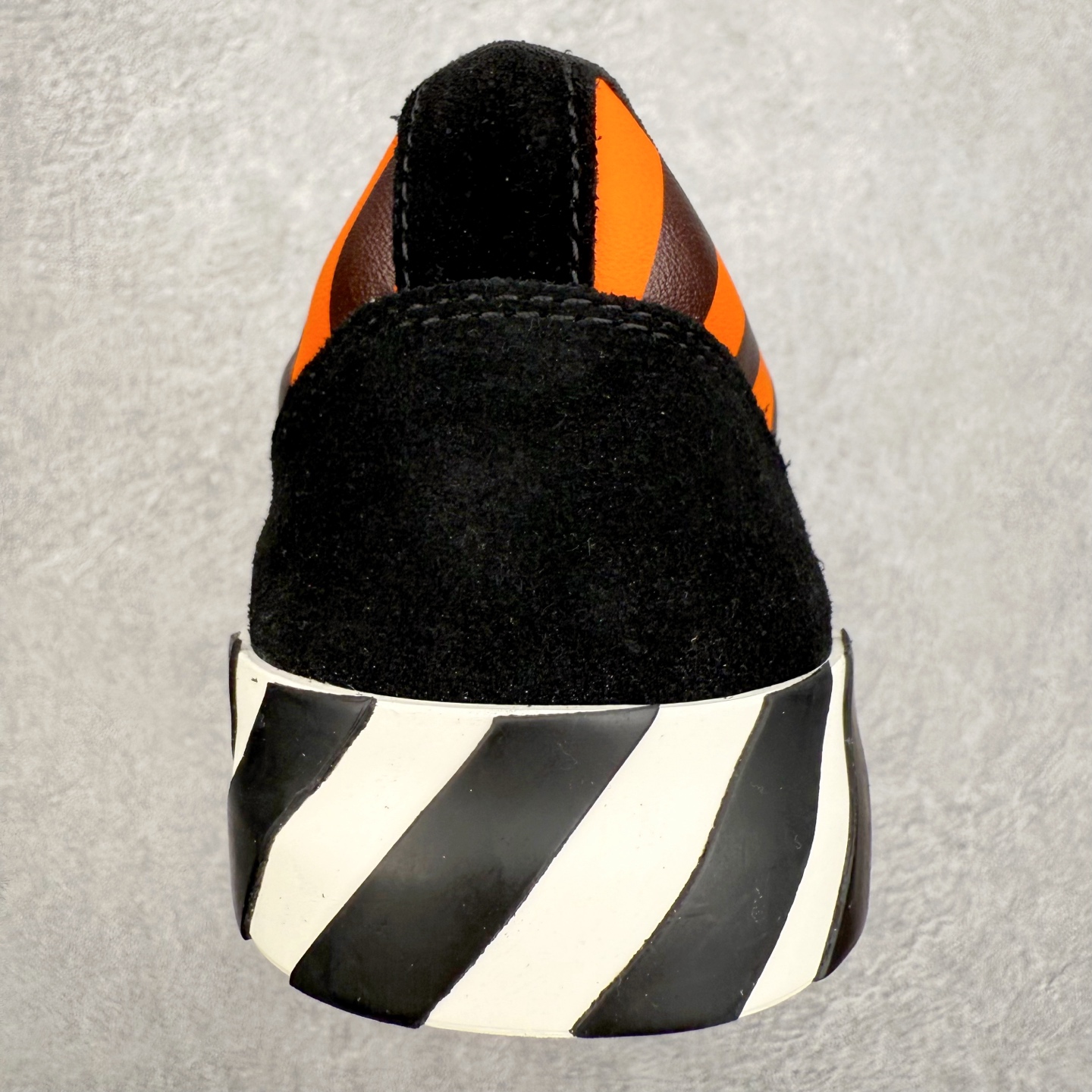 图片[8]-OFF-WHITE OW舒适百搭防滑耐磨低帮帆布鞋 Off-White由才华横溢的Virgil Abloh于2013年创立。这位美国设计师既是建筑系硕士生，也是一名DJ，更是著名的Kanye West的创意总监。他以都市奢华风格惊艳了众人，并且“以典雅方法演绎当代风尚”，设计出一件又一件备受追捧的作品。Off-White别具特色的卫衣、腰带、夹克、T恤等单品俨然已成为了时尚的代名词。前卫潮流的设计、充满趣味的细节以及别出心裁的剪裁使Off-White传达出浓厚的时尚气质，是打造摩登造型不容忽视的品牌。实拍调校N版已经零色差零失真 百分百还原实物色彩所见即所得 不存在货不对板色差等低级问题 选购参考实物拍摄 不混卖不参货 只用心做好货严格选品 承诺混一赔十 尺码：36 36.5 37.5 38 38.5 39 40 40.5 41 42 42.5 43 44 44.5 45 46 47-选品中心