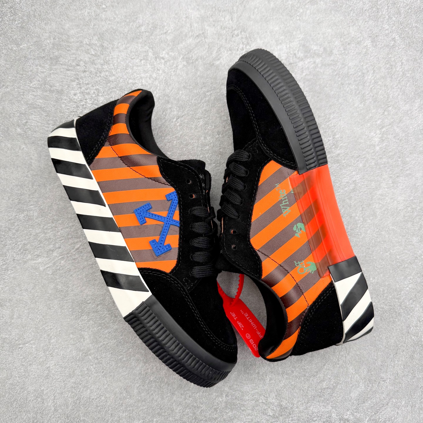 图片[3]-OFF-WHITE OW舒适百搭防滑耐磨低帮帆布鞋 Off-White由才华横溢的Virgil Abloh于2013年创立。这位美国设计师既是建筑系硕士生，也是一名DJ，更是著名的Kanye West的创意总监。他以都市奢华风格惊艳了众人，并且“以典雅方法演绎当代风尚”，设计出一件又一件备受追捧的作品。Off-White别具特色的卫衣、腰带、夹克、T恤等单品俨然已成为了时尚的代名词。前卫潮流的设计、充满趣味的细节以及别出心裁的剪裁使Off-White传达出浓厚的时尚气质，是打造摩登造型不容忽视的品牌。实拍调校N版已经零色差零失真 百分百还原实物色彩所见即所得 不存在货不对板色差等低级问题 选购参考实物拍摄 不混卖不参货 只用心做好货严格选品 承诺混一赔十 尺码：36 36.5 37.5 38 38.5 39 40 40.5 41 42 42.5 43 44 44.5 45 46 47-选品中心