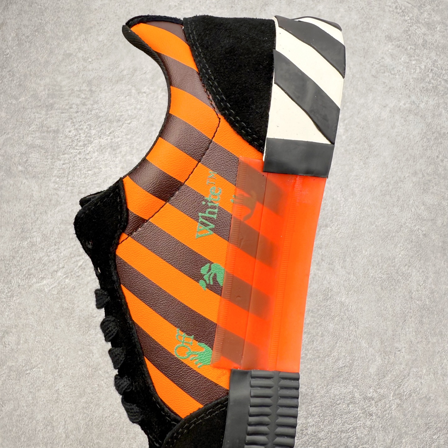 图片[7]-OFF-WHITE OW舒适百搭防滑耐磨低帮帆布鞋 Off-White由才华横溢的Virgil Abloh于2013年创立。这位美国设计师既是建筑系硕士生，也是一名DJ，更是著名的Kanye West的创意总监。他以都市奢华风格惊艳了众人，并且“以典雅方法演绎当代风尚”，设计出一件又一件备受追捧的作品。Off-White别具特色的卫衣、腰带、夹克、T恤等单品俨然已成为了时尚的代名词。前卫潮流的设计、充满趣味的细节以及别出心裁的剪裁使Off-White传达出浓厚的时尚气质，是打造摩登造型不容忽视的品牌。实拍调校N版已经零色差零失真 百分百还原实物色彩所见即所得 不存在货不对板色差等低级问题 选购参考实物拍摄 不混卖不参货 只用心做好货严格选品 承诺混一赔十 尺码：36 36.5 37.5 38 38.5 39 40 40.5 41 42 42.5 43 44 44.5 45 46 47-选品中心