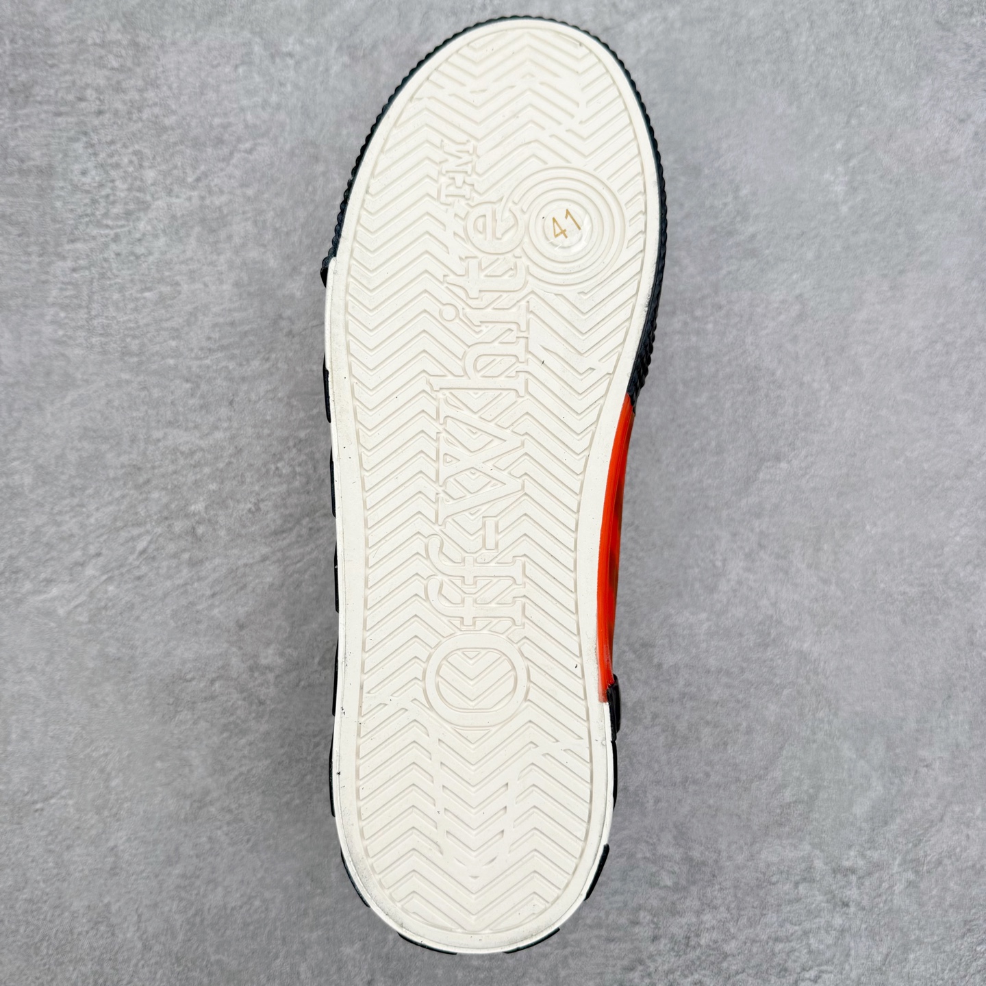 图片[9]-OFF-WHITE OW舒适百搭防滑耐磨低帮帆布鞋 Off-White由才华横溢的Virgil Abloh于2013年创立。这位美国设计师既是建筑系硕士生，也是一名DJ，更是著名的Kanye West的创意总监。他以都市奢华风格惊艳了众人，并且“以典雅方法演绎当代风尚”，设计出一件又一件备受追捧的作品。Off-White别具特色的卫衣、腰带、夹克、T恤等单品俨然已成为了时尚的代名词。前卫潮流的设计、充满趣味的细节以及别出心裁的剪裁使Off-White传达出浓厚的时尚气质，是打造摩登造型不容忽视的品牌。实拍调校N版已经零色差零失真 百分百还原实物色彩所见即所得 不存在货不对板色差等低级问题 选购参考实物拍摄 不混卖不参货 只用心做好货严格选品 承诺混一赔十 尺码：36 36.5 37.5 38 38.5 39 40 40.5 41 42 42.5 43 44 44.5 45 46 47-选品中心