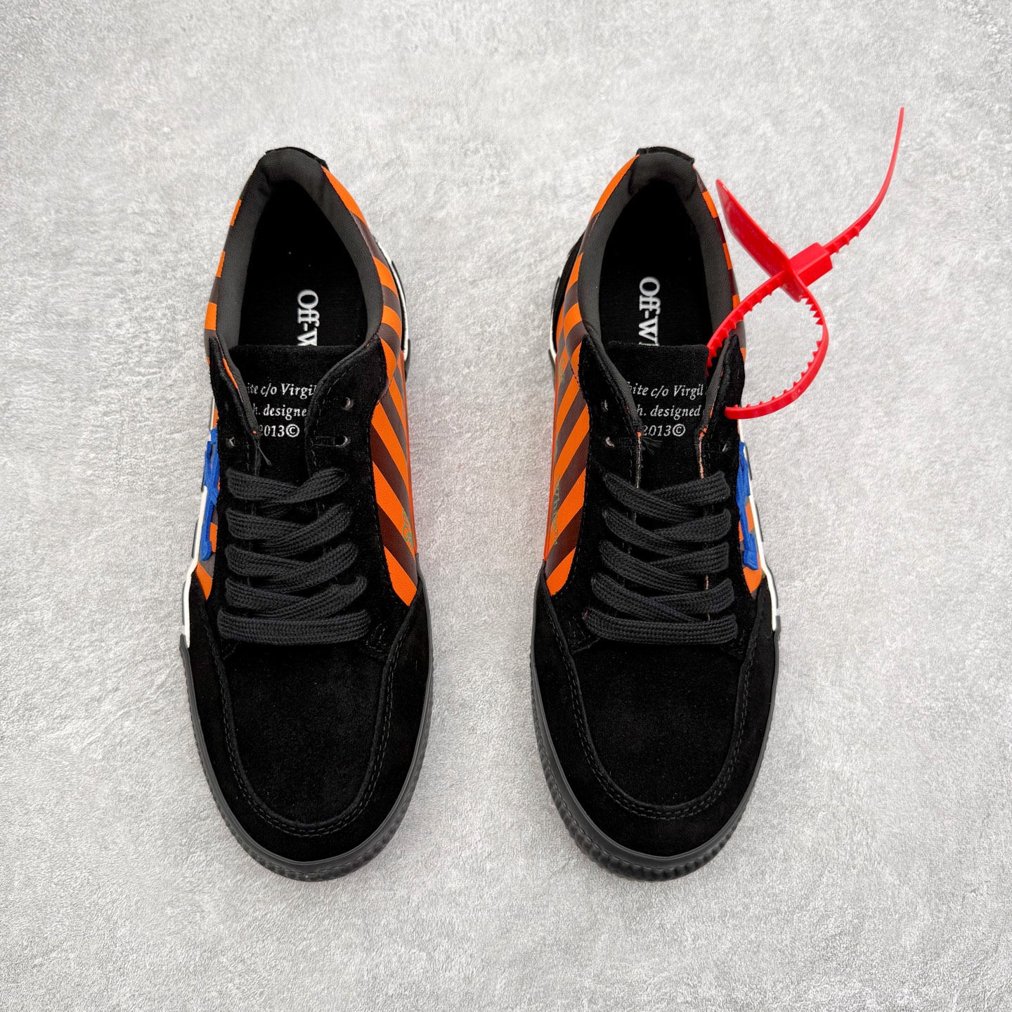 图片[2]-OFF-WHITE OW舒适百搭防滑耐磨低帮帆布鞋 Off-White由才华横溢的Virgil Abloh于2013年创立。这位美国设计师既是建筑系硕士生，也是一名DJ，更是著名的Kanye West的创意总监。他以都市奢华风格惊艳了众人，并且“以典雅方法演绎当代风尚”，设计出一件又一件备受追捧的作品。Off-White别具特色的卫衣、腰带、夹克、T恤等单品俨然已成为了时尚的代名词。前卫潮流的设计、充满趣味的细节以及别出心裁的剪裁使Off-White传达出浓厚的时尚气质，是打造摩登造型不容忽视的品牌。实拍调校N版已经零色差零失真 百分百还原实物色彩所见即所得 不存在货不对板色差等低级问题 选购参考实物拍摄 不混卖不参货 只用心做好货严格选品 承诺混一赔十 尺码：36 36.5 37.5 38 38.5 39 40 40.5 41 42 42.5 43 44 44.5 45 46 47-选品中心