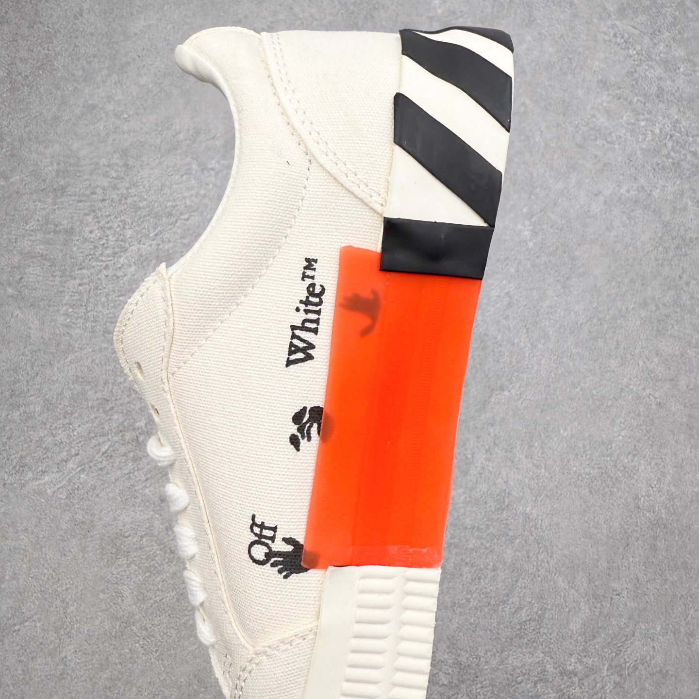 图片[7]-OFF-WHITE OW舒适百搭防滑耐磨低帮帆布鞋 Off-White由才华横溢的Virgil Abloh于2013年创立。这位美国设计师既是建筑系硕士生，也是一名DJ，更是著名的Kanye West的创意总监。他以都市奢华风格惊艳了众人，并且“以典雅方法演绎当代风尚”，设计出一件又一件备受追捧的作品。Off-White别具特色的卫衣、腰带、夹克、T恤等单品俨然已成为了时尚的代名词。前卫潮流的设计、充满趣味的细节以及别出心裁的剪裁使Off-White传达出浓厚的时尚气质，是打造摩登造型不容忽视的品牌。实拍调校N版已经零色差零失真 百分百还原实物色彩所见即所得 不存在货不对板色差等低级问题 选购参考实物拍摄 不混卖不参货 只用心做好货严格选品 承诺混一赔十 尺码：36 36.5 37.5 38 38.5 39 40 40.5 41 42 42.5 43 44 44.5 45 46 47-选品中心