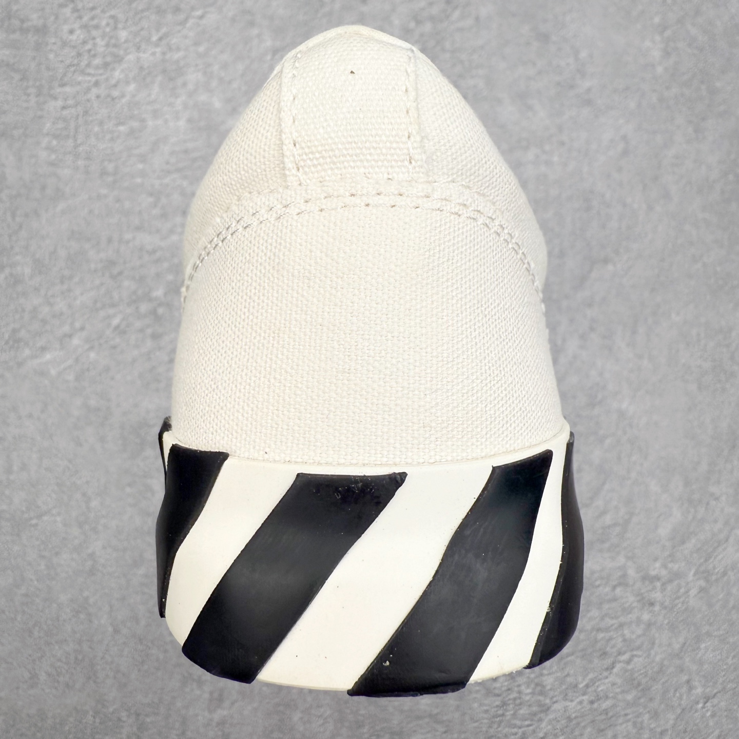 图片[8]-OFF-WHITE OW舒适百搭防滑耐磨低帮帆布鞋 Off-White由才华横溢的Virgil Abloh于2013年创立。这位美国设计师既是建筑系硕士生，也是一名DJ，更是著名的Kanye West的创意总监。他以都市奢华风格惊艳了众人，并且“以典雅方法演绎当代风尚”，设计出一件又一件备受追捧的作品。Off-White别具特色的卫衣、腰带、夹克、T恤等单品俨然已成为了时尚的代名词。前卫潮流的设计、充满趣味的细节以及别出心裁的剪裁使Off-White传达出浓厚的时尚气质，是打造摩登造型不容忽视的品牌。实拍调校N版已经零色差零失真 百分百还原实物色彩所见即所得 不存在货不对板色差等低级问题 选购参考实物拍摄 不混卖不参货 只用心做好货严格选品 承诺混一赔十 尺码：36 36.5 37.5 38 38.5 39 40 40.5 41 42 42.5 43 44 44.5 45 46 47-选品中心