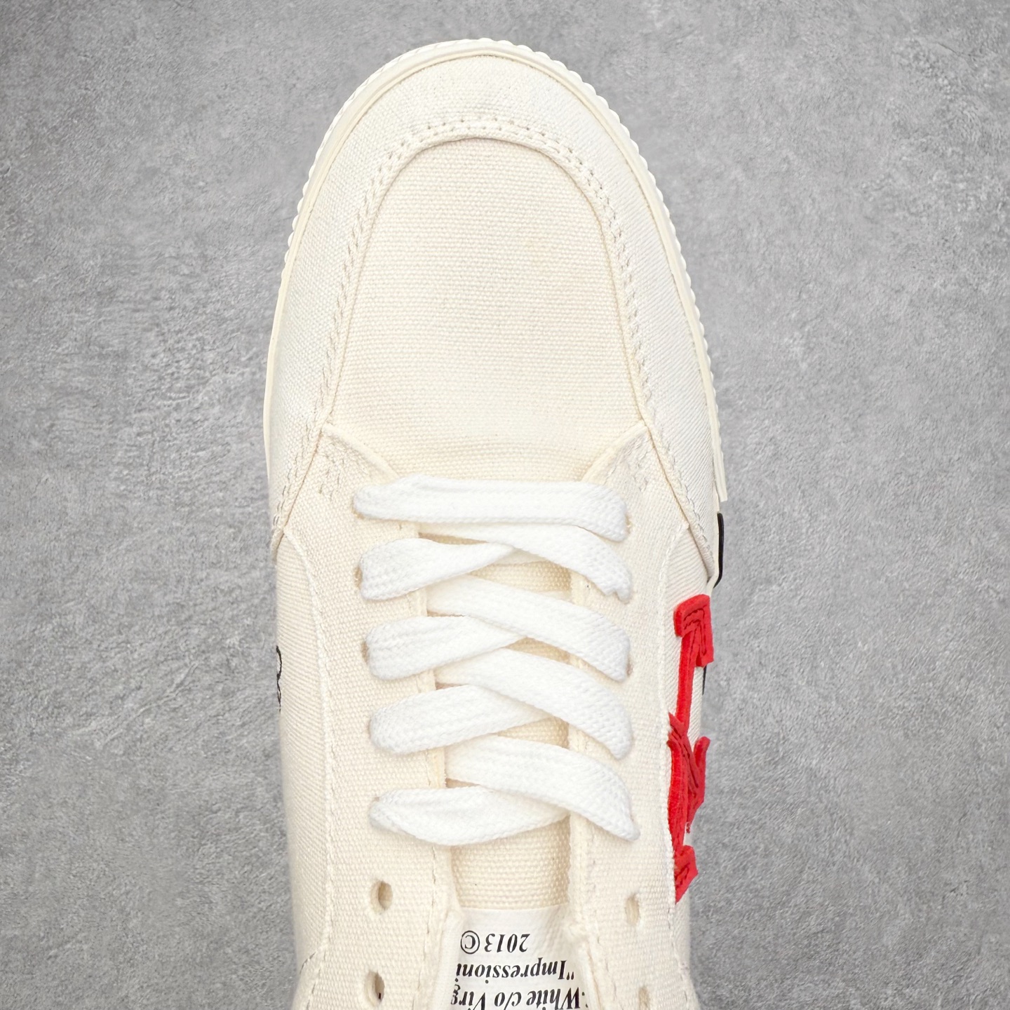 图片[4]-OFF-WHITE OW舒适百搭防滑耐磨低帮帆布鞋 Off-White由才华横溢的Virgil Abloh于2013年创立。这位美国设计师既是建筑系硕士生，也是一名DJ，更是著名的Kanye West的创意总监。他以都市奢华风格惊艳了众人，并且“以典雅方法演绎当代风尚”，设计出一件又一件备受追捧的作品。Off-White别具特色的卫衣、腰带、夹克、T恤等单品俨然已成为了时尚的代名词。前卫潮流的设计、充满趣味的细节以及别出心裁的剪裁使Off-White传达出浓厚的时尚气质，是打造摩登造型不容忽视的品牌。实拍调校N版已经零色差零失真 百分百还原实物色彩所见即所得 不存在货不对板色差等低级问题 选购参考实物拍摄 不混卖不参货 只用心做好货严格选品 承诺混一赔十 尺码：36 36.5 37.5 38 38.5 39 40 40.5 41 42 42.5 43 44 44.5 45 46 47-选品中心