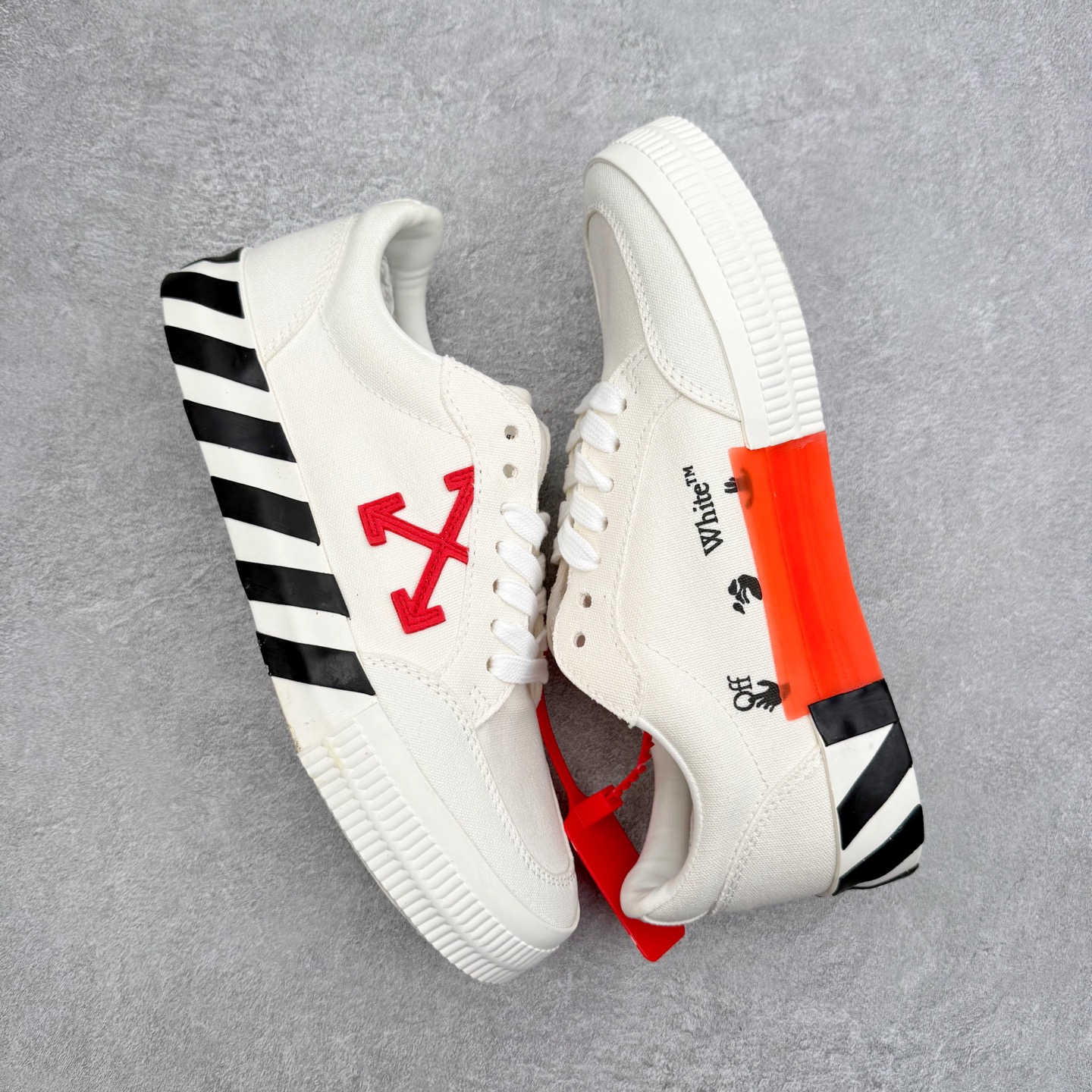 图片[3]-OFF-WHITE OW舒适百搭防滑耐磨低帮帆布鞋 Off-White由才华横溢的Virgil Abloh于2013年创立。这位美国设计师既是建筑系硕士生，也是一名DJ，更是著名的Kanye West的创意总监。他以都市奢华风格惊艳了众人，并且“以典雅方法演绎当代风尚”，设计出一件又一件备受追捧的作品。Off-White别具特色的卫衣、腰带、夹克、T恤等单品俨然已成为了时尚的代名词。前卫潮流的设计、充满趣味的细节以及别出心裁的剪裁使Off-White传达出浓厚的时尚气质，是打造摩登造型不容忽视的品牌。实拍调校N版已经零色差零失真 百分百还原实物色彩所见即所得 不存在货不对板色差等低级问题 选购参考实物拍摄 不混卖不参货 只用心做好货严格选品 承诺混一赔十 尺码：36 36.5 37.5 38 38.5 39 40 40.5 41 42 42.5 43 44 44.5 45 46 47-选品中心