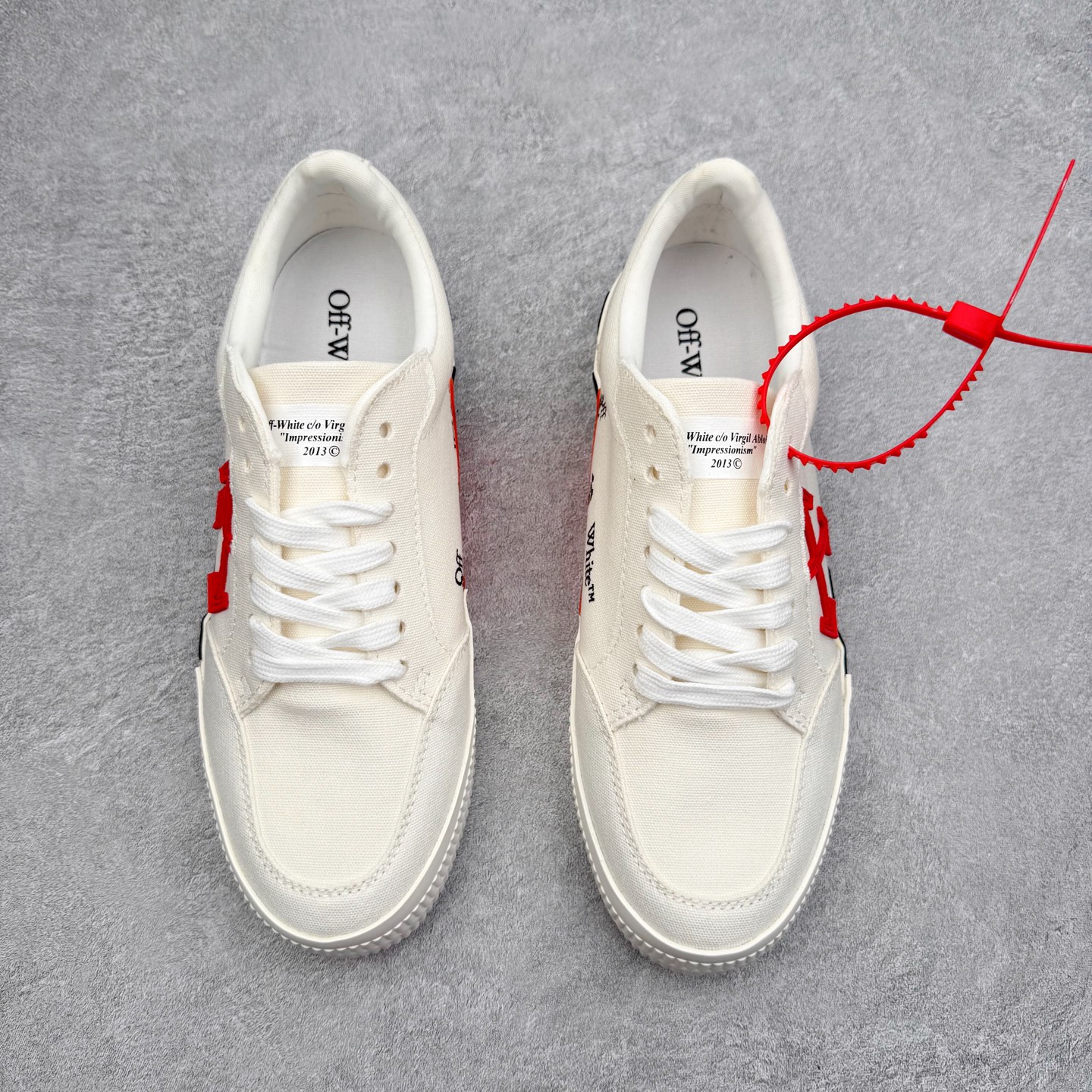 图片[2]-OFF-WHITE OW舒适百搭防滑耐磨低帮帆布鞋 Off-White由才华横溢的Virgil Abloh于2013年创立。这位美国设计师既是建筑系硕士生，也是一名DJ，更是著名的Kanye West的创意总监。他以都市奢华风格惊艳了众人，并且“以典雅方法演绎当代风尚”，设计出一件又一件备受追捧的作品。Off-White别具特色的卫衣、腰带、夹克、T恤等单品俨然已成为了时尚的代名词。前卫潮流的设计、充满趣味的细节以及别出心裁的剪裁使Off-White传达出浓厚的时尚气质，是打造摩登造型不容忽视的品牌。实拍调校N版已经零色差零失真 百分百还原实物色彩所见即所得 不存在货不对板色差等低级问题 选购参考实物拍摄 不混卖不参货 只用心做好货严格选品 承诺混一赔十 尺码：36 36.5 37.5 38 38.5 39 40 40.5 41 42 42.5 43 44 44.5 45 46 47-选品中心