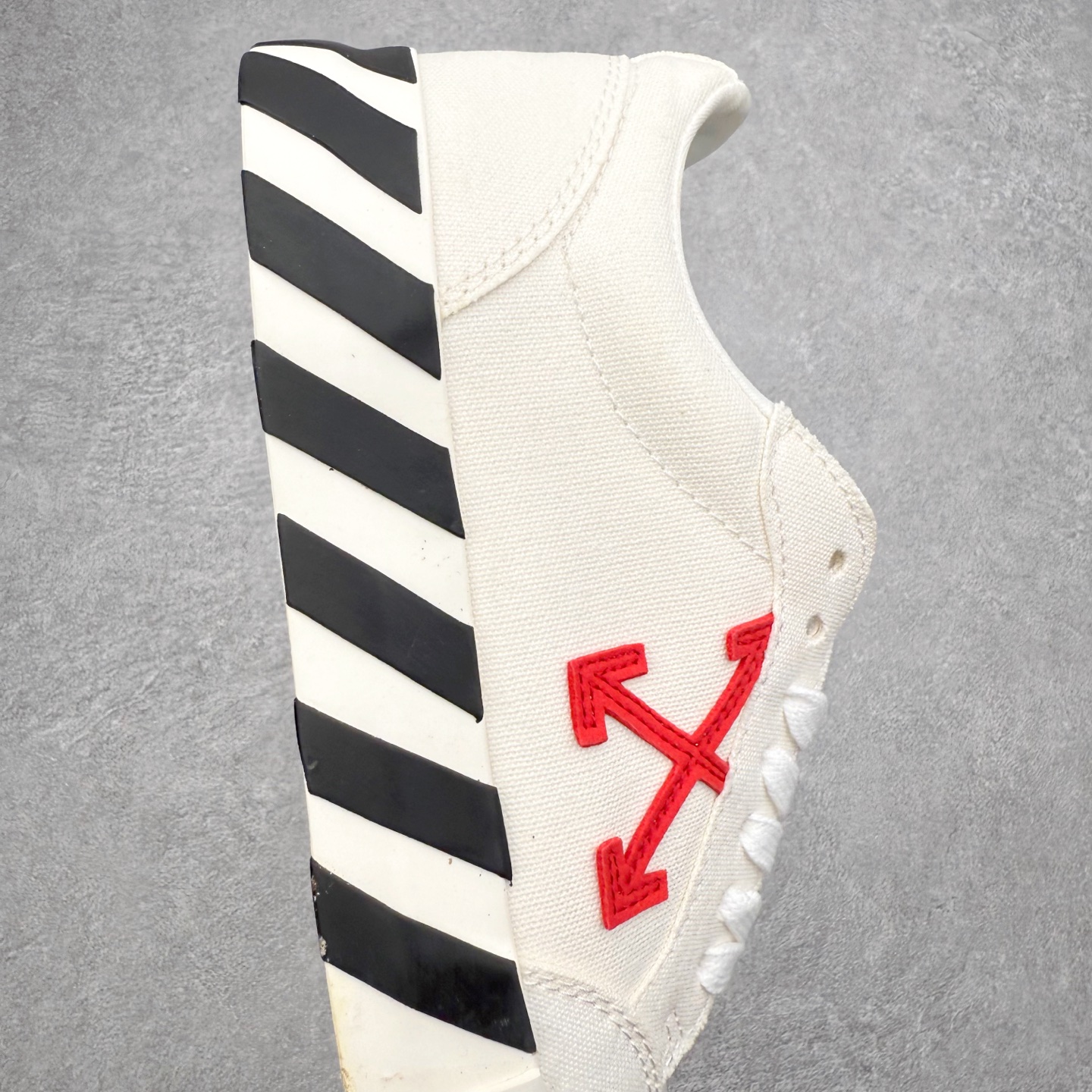 图片[6]-OFF-WHITE OW舒适百搭防滑耐磨低帮帆布鞋 Off-White由才华横溢的Virgil Abloh于2013年创立。这位美国设计师既是建筑系硕士生，也是一名DJ，更是著名的Kanye West的创意总监。他以都市奢华风格惊艳了众人，并且“以典雅方法演绎当代风尚”，设计出一件又一件备受追捧的作品。Off-White别具特色的卫衣、腰带、夹克、T恤等单品俨然已成为了时尚的代名词。前卫潮流的设计、充满趣味的细节以及别出心裁的剪裁使Off-White传达出浓厚的时尚气质，是打造摩登造型不容忽视的品牌。实拍调校N版已经零色差零失真 百分百还原实物色彩所见即所得 不存在货不对板色差等低级问题 选购参考实物拍摄 不混卖不参货 只用心做好货严格选品 承诺混一赔十 尺码：36 36.5 37.5 38 38.5 39 40 40.5 41 42 42.5 43 44 44.5 45 46 47-选品中心