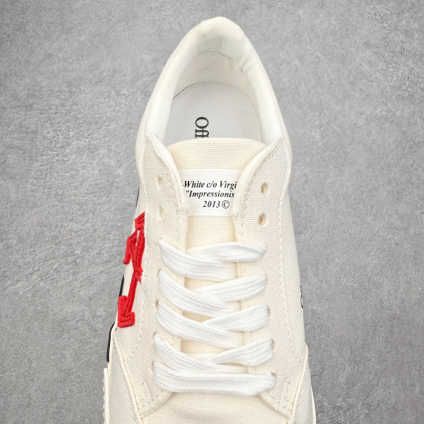 图片[5]-OFF-WHITE OW舒适百搭防滑耐磨低帮帆布鞋 Off-White由才华横溢的Virgil Abloh于2013年创立。这位美国设计师既是建筑系硕士生，也是一名DJ，更是著名的Kanye West的创意总监。他以都市奢华风格惊艳了众人，并且“以典雅方法演绎当代风尚”，设计出一件又一件备受追捧的作品。Off-White别具特色的卫衣、腰带、夹克、T恤等单品俨然已成为了时尚的代名词。前卫潮流的设计、充满趣味的细节以及别出心裁的剪裁使Off-White传达出浓厚的时尚气质，是打造摩登造型不容忽视的品牌。实拍调校N版已经零色差零失真 百分百还原实物色彩所见即所得 不存在货不对板色差等低级问题 选购参考实物拍摄 不混卖不参货 只用心做好货严格选品 承诺混一赔十 尺码：36 36.5 37.5 38 38.5 39 40 40.5 41 42 42.5 43 44 44.5 45 46 47-选品中心