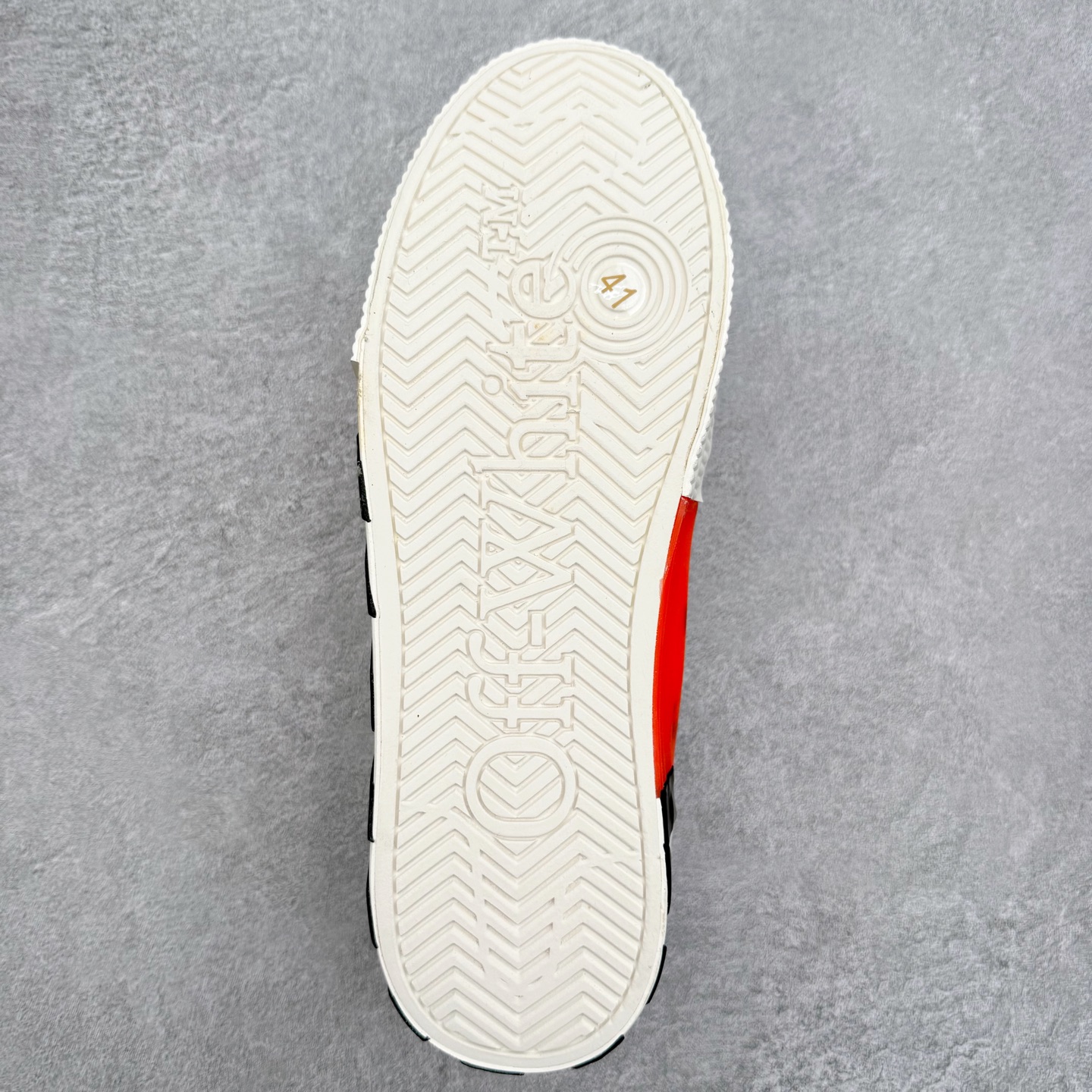 图片[9]-OFF-WHITE OW舒适百搭防滑耐磨低帮帆布鞋 Off-White由才华横溢的Virgil Abloh于2013年创立。这位美国设计师既是建筑系硕士生，也是一名DJ，更是著名的Kanye West的创意总监。他以都市奢华风格惊艳了众人，并且“以典雅方法演绎当代风尚”，设计出一件又一件备受追捧的作品。Off-White别具特色的卫衣、腰带、夹克、T恤等单品俨然已成为了时尚的代名词。前卫潮流的设计、充满趣味的细节以及别出心裁的剪裁使Off-White传达出浓厚的时尚气质，是打造摩登造型不容忽视的品牌。实拍调校N版已经零色差零失真 百分百还原实物色彩所见即所得 不存在货不对板色差等低级问题 选购参考实物拍摄 不混卖不参货 只用心做好货严格选品 承诺混一赔十 尺码：36 36.5 37.5 38 38.5 39 40 40.5 41 42 42.5 43 44 44.5 45 46 47-选品中心